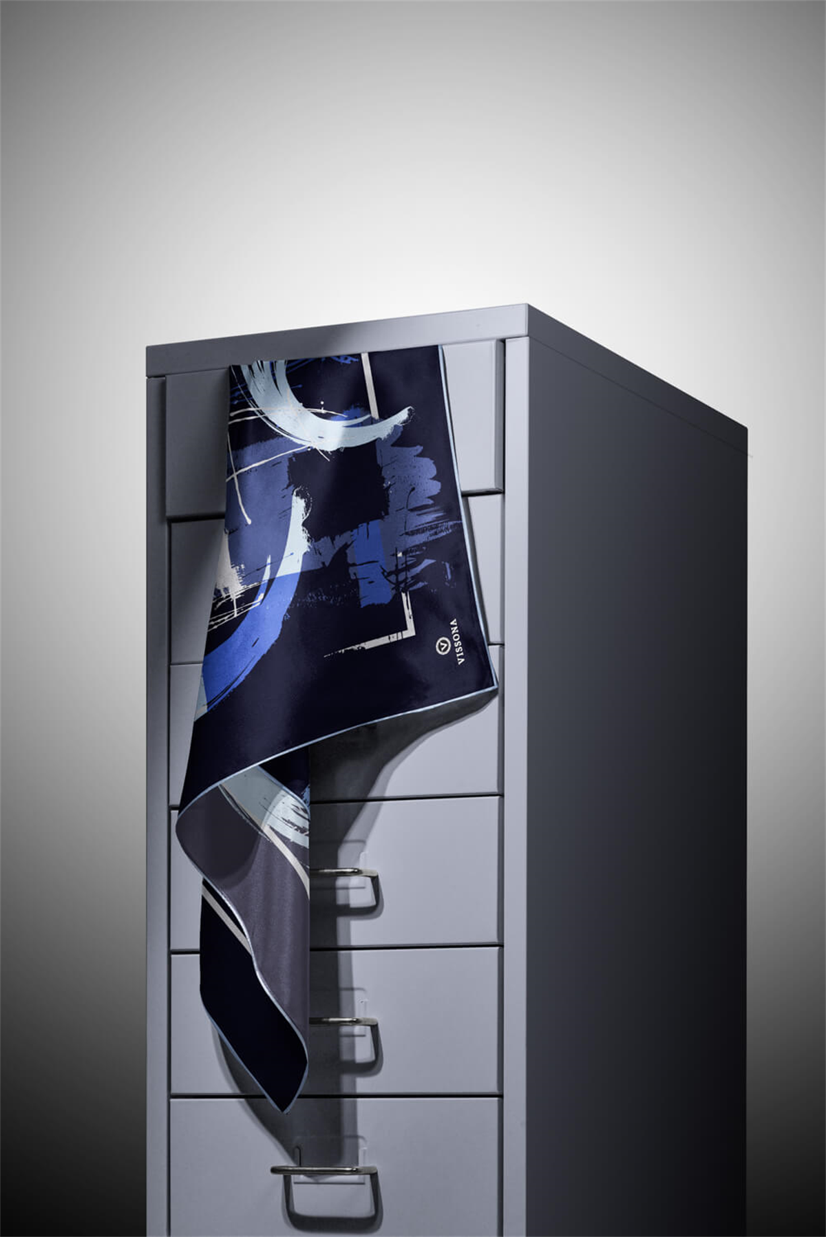 % 57 İPEK % 43 VİSKON Twill İpek Geometrik Desenli Lacivert - Bebe Mavisi Renkli 90x90 Eşarp Dikim Şekli : El Dikişi