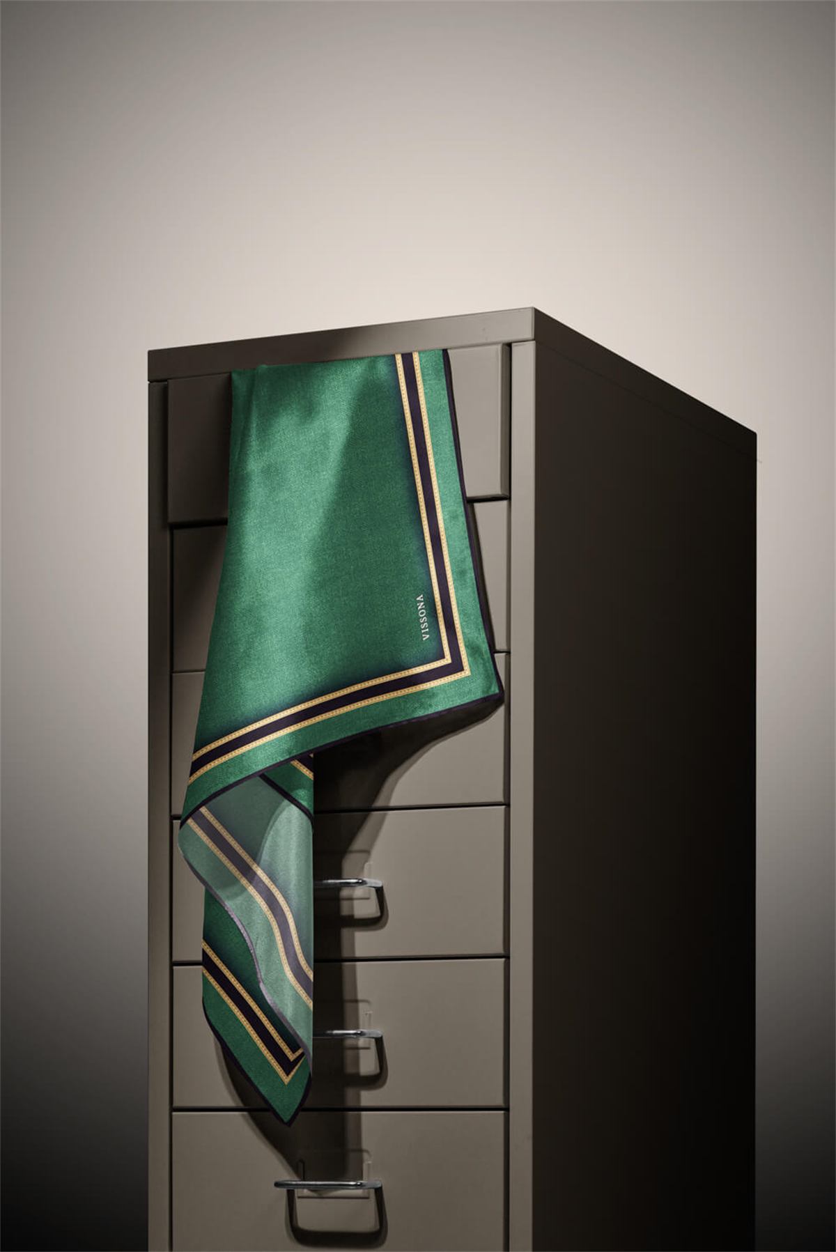 % 57 İPEK % 43 VİSKON Twill İpek Dokulu Şerit Desenli Siyah - Zümrüt Yeşili Renkli 90x90 Eşarp Dikim Şekli : El Dikişi