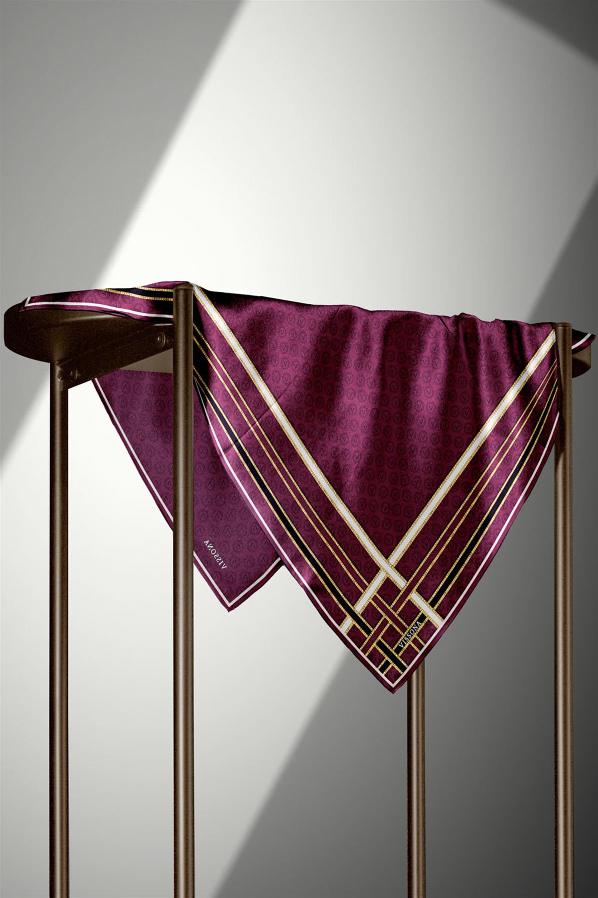 %100 Twill İpek Monogram Desenli Mürdüm - Siyah Renkli 90x90 Eşarp Dikim Şekli : El Dikişi