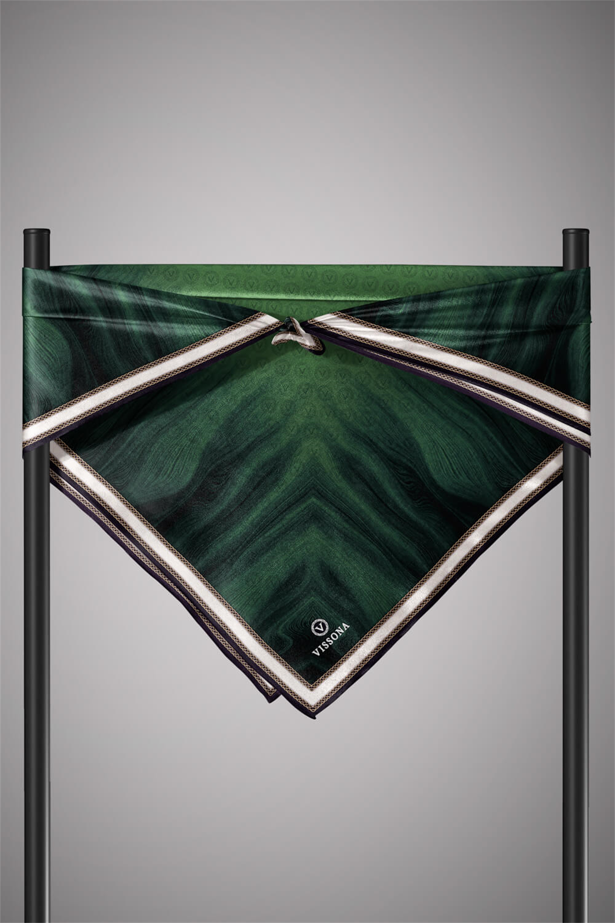 100% Twill İpek Monogram Desenli Zümrüt Yeşili Renkli 90x90 Dikim Şekli : El Dikişi Eşarp