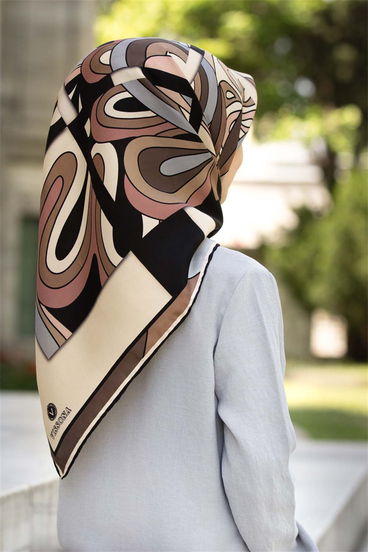 % 57 İPEK % 43 VİSKON Twill İpek Geometrik Desenli Gri - Pudra Renkli 90x90 Dikim Şekli : El Dikişi Eşarp