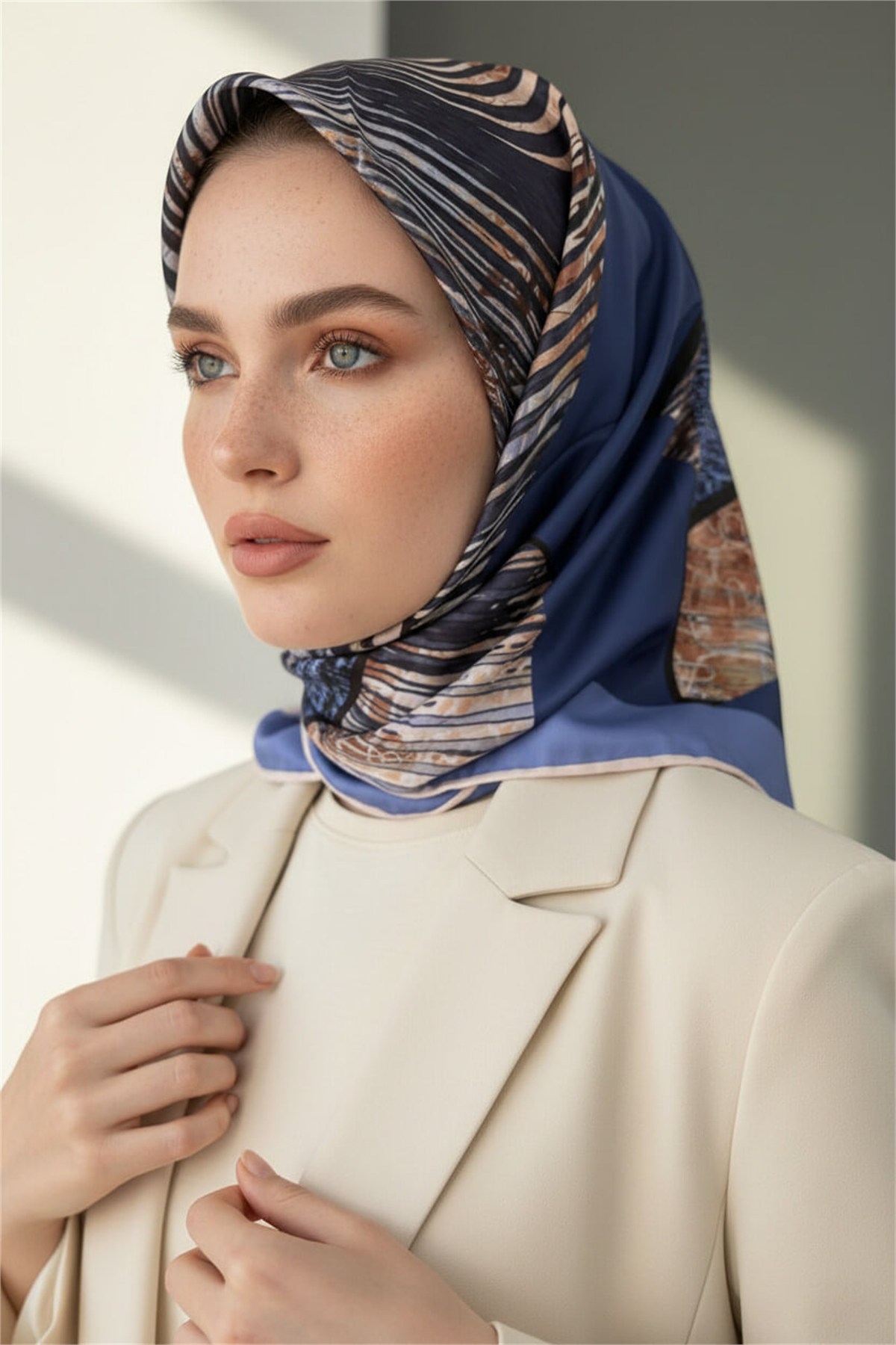 Twill Dalgalı Geometrik Desenli Saks Renkli 90x90 Eşarp (İpek İçermez) Kenar Dikiş Şekli El Dikişli