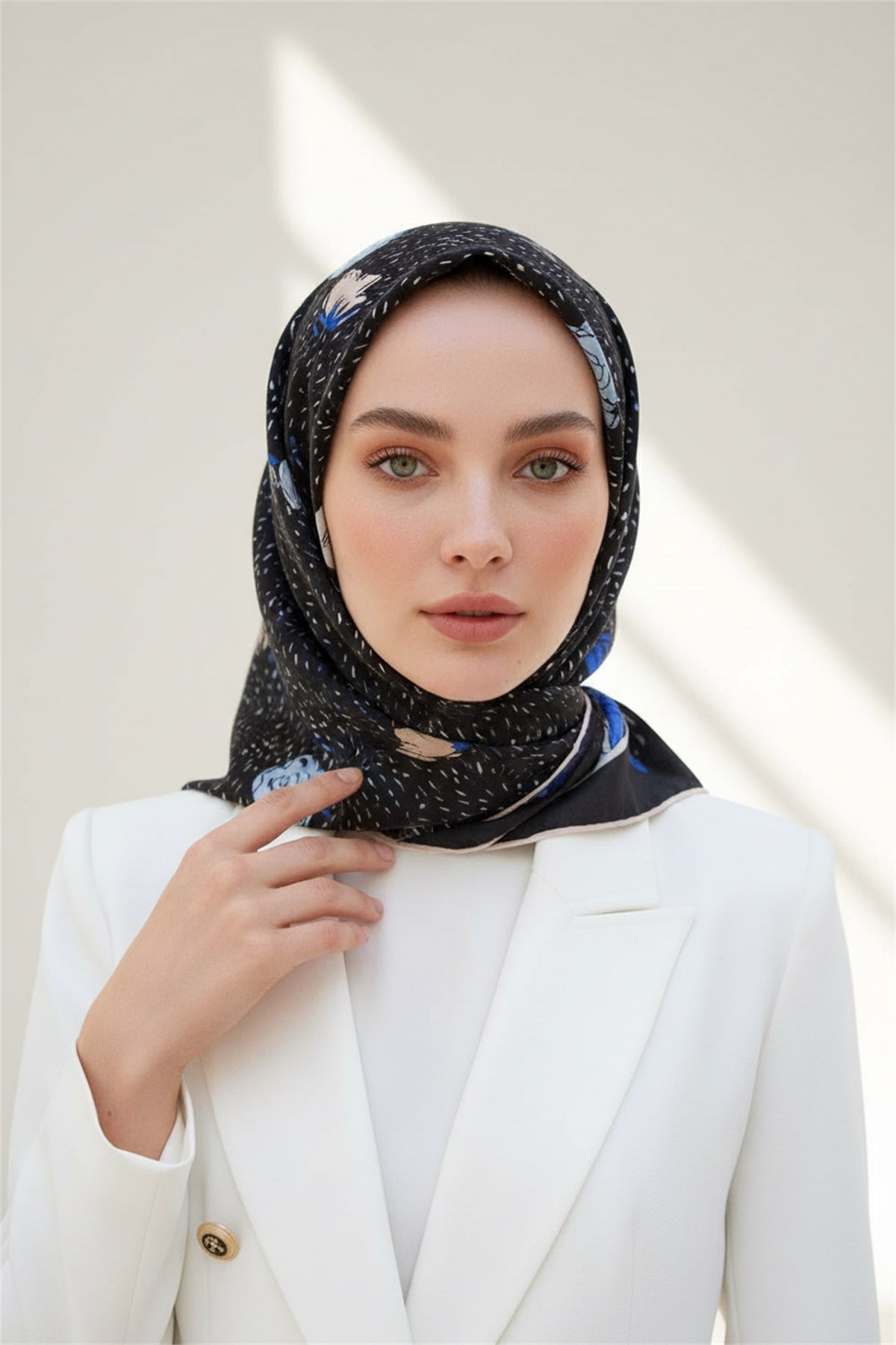 %100 Twill İpek Çıtır Çiçek Desenli Siyah - Saks Renkli 90x90 Eşarp Dikim Şekli : El Dikişi