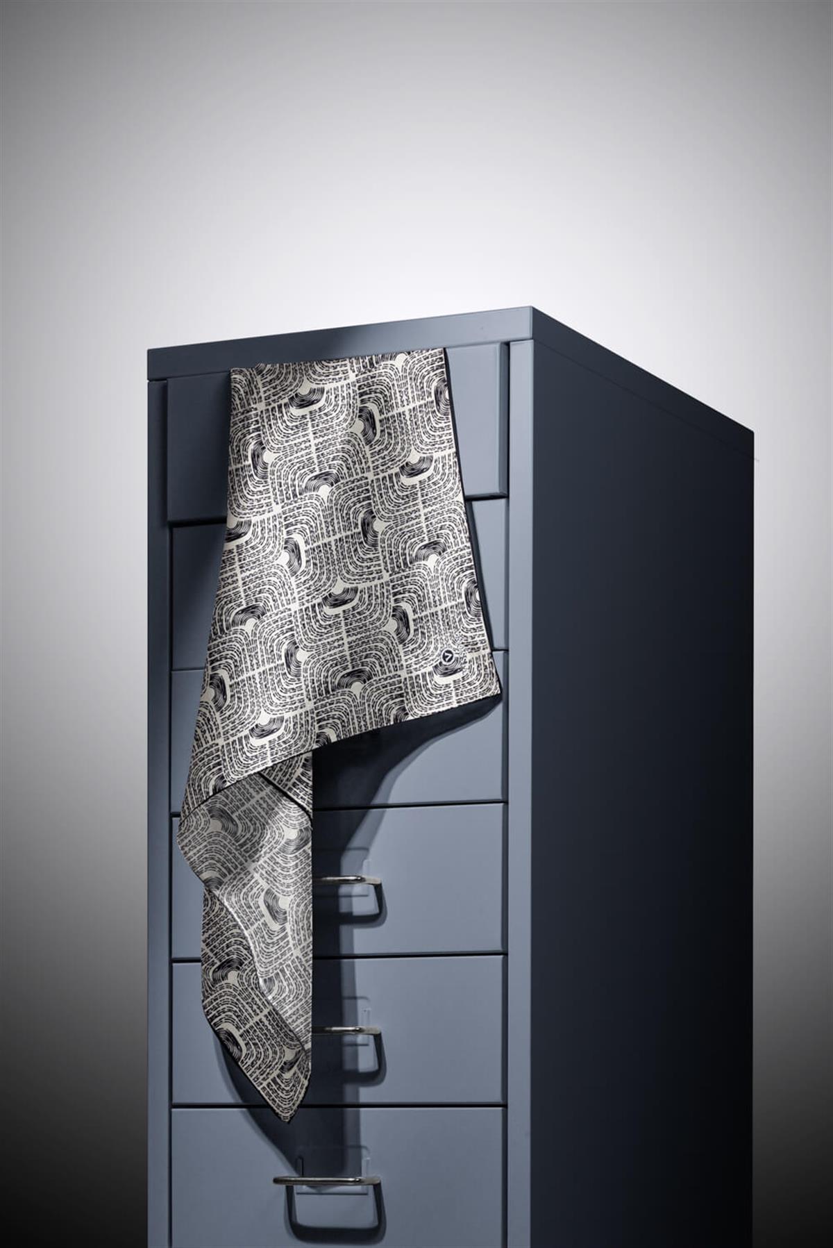 %100 Twill İpek Geometrik Desenli Siyah - Beyaz Renkli 90x90 Eşarp Dikim Şekli : El Dikişi