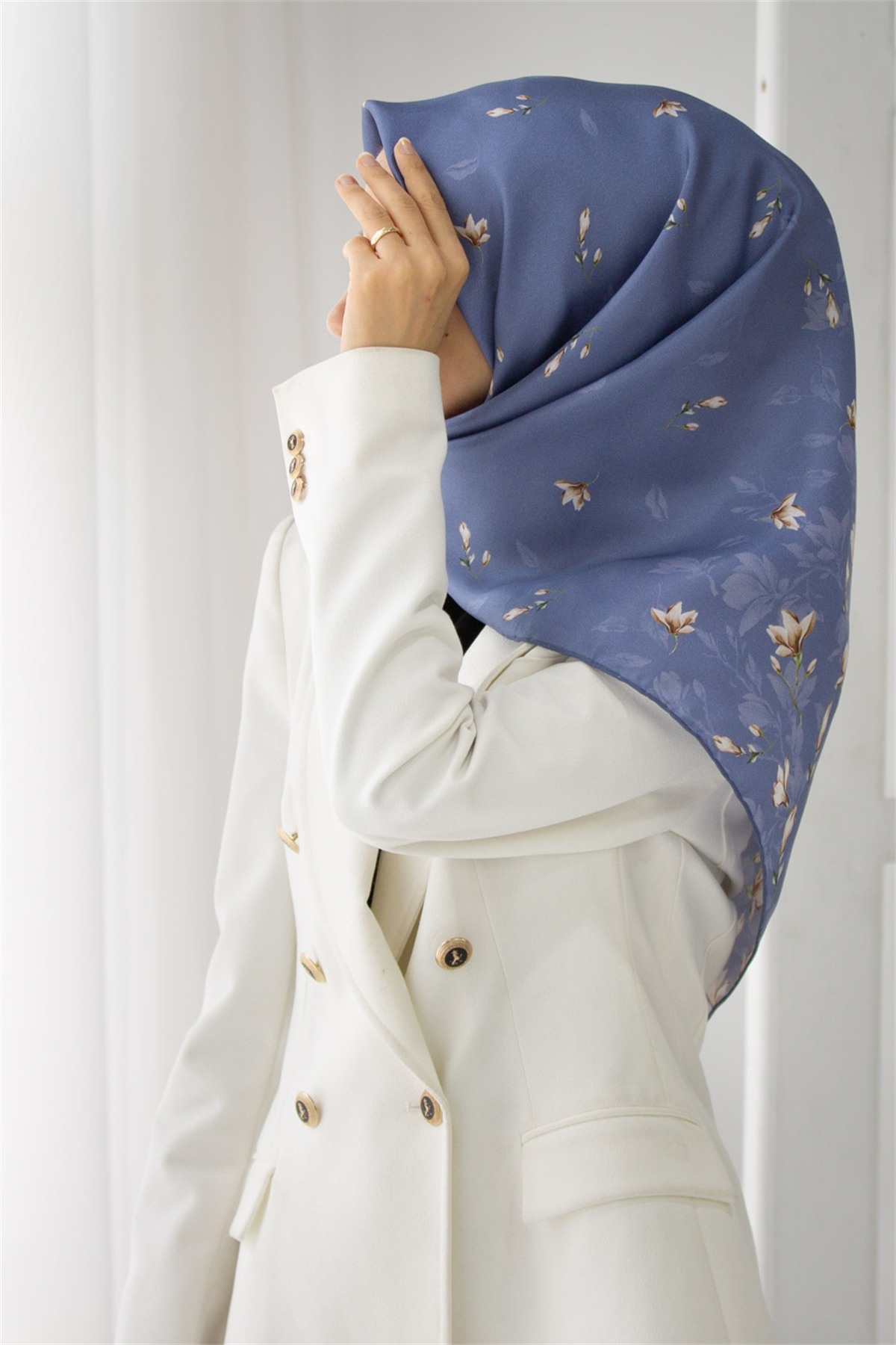 % 57 İPEK % 43 VİSKON Twill İpek Çiçek Desenli İndigo Mavisi Renkli 90x90 Eşarp Dikim Şekli : El Dikişi