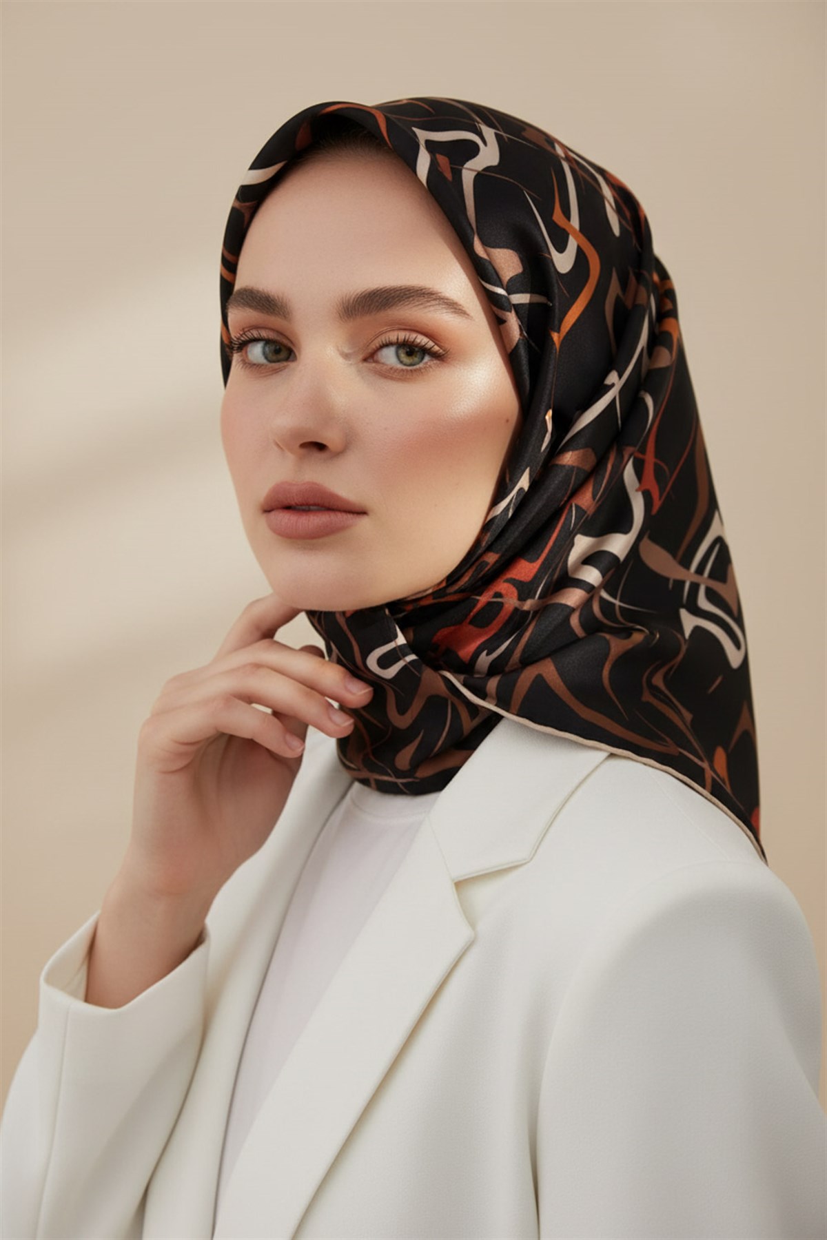 %100 Twill İpek Soyut Geometrik Desenli Taba - Sütlü Kahve Renkli 90x90 Eşarp Dikim Şekli : El Dikişi