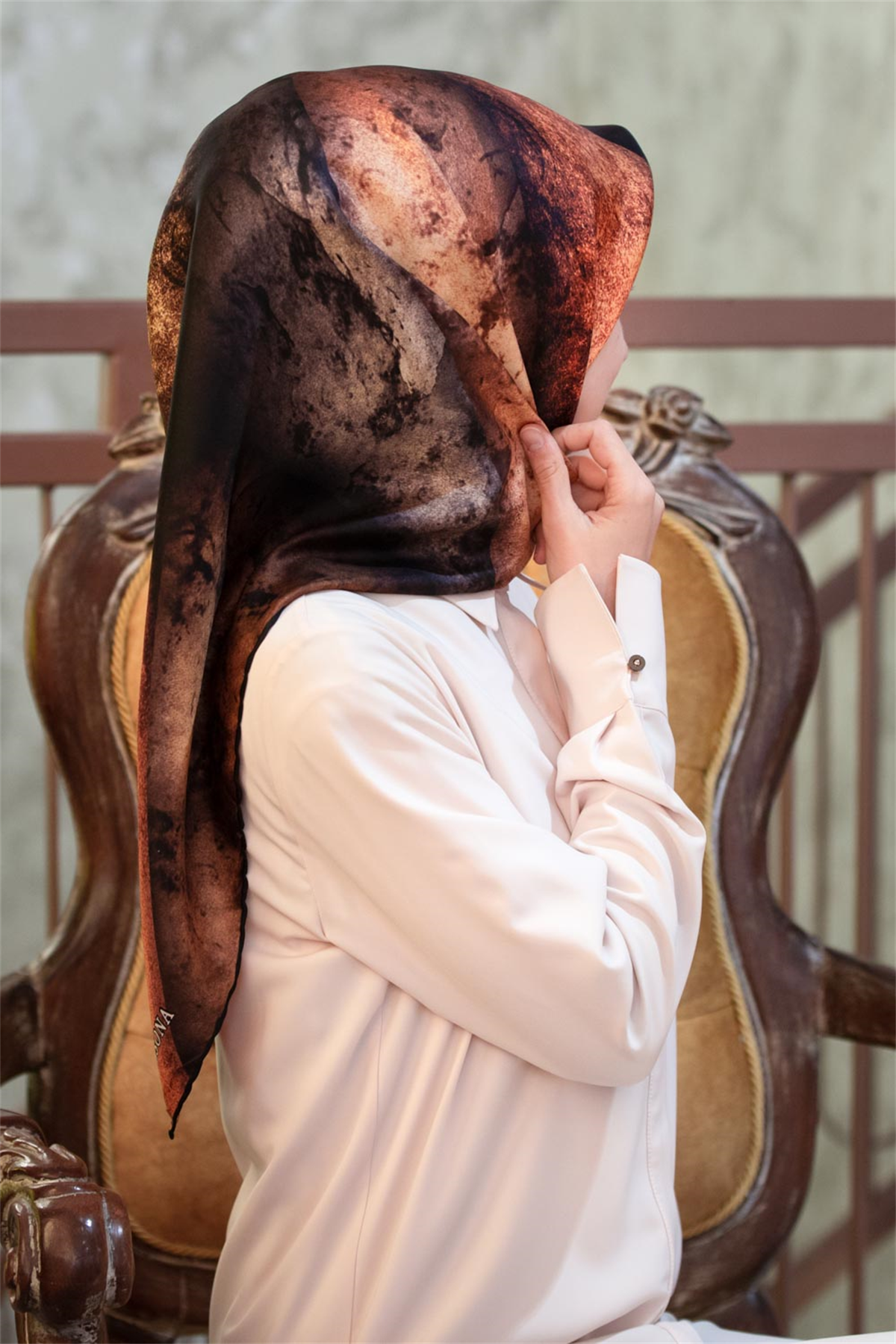 % 57 İPEK % 43 VİSKON Twill İpek Dokulu Ve Geometrik Desenli Taba - Hardal Renkli 90x90 Eşarp Dikim Şekli : El Dikişi