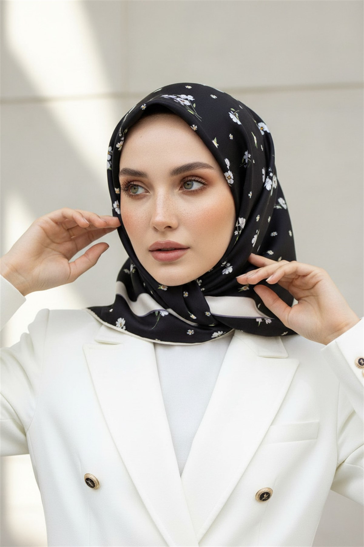 100% Twill İpek Bordürlü Çıtır Çiçek Desenli Siyah - Gri Renkli 90x90 Dikim Şekli : El Dikişi Eşarp