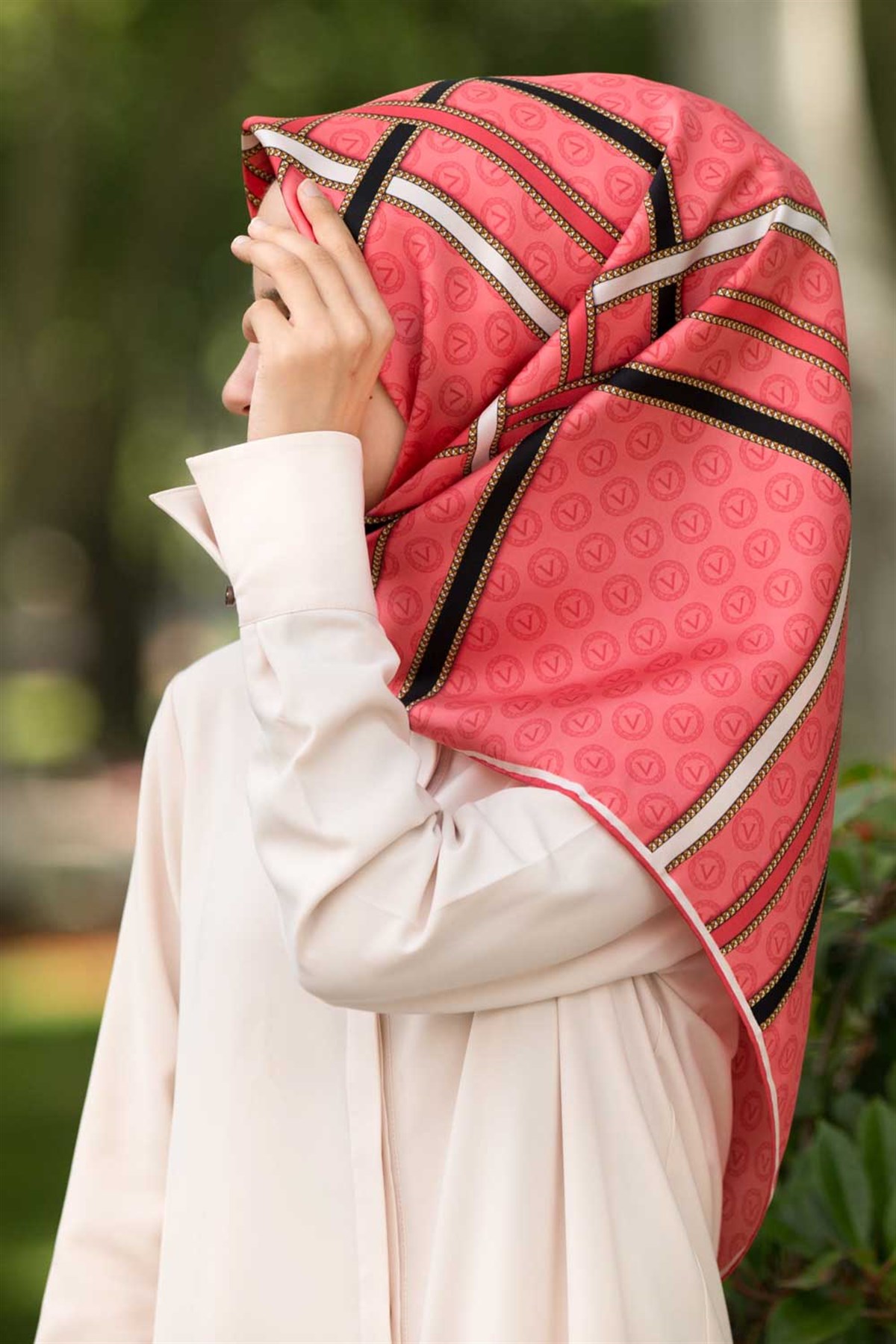 %100 Twill İpek Gold Şeritli Monogram Desenli Nar Çiçeği - Siyah Renkli 90x90 Eşarp Dikim Şekli : El Dikişi