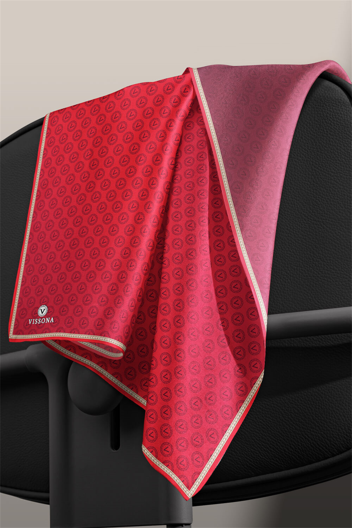 % 57 İPEK % 43 VİSKON Twill İpek Monogram Desenli Kırmızı Renkli 90x90 Eşarp Dikim Şekli : El Dikişi