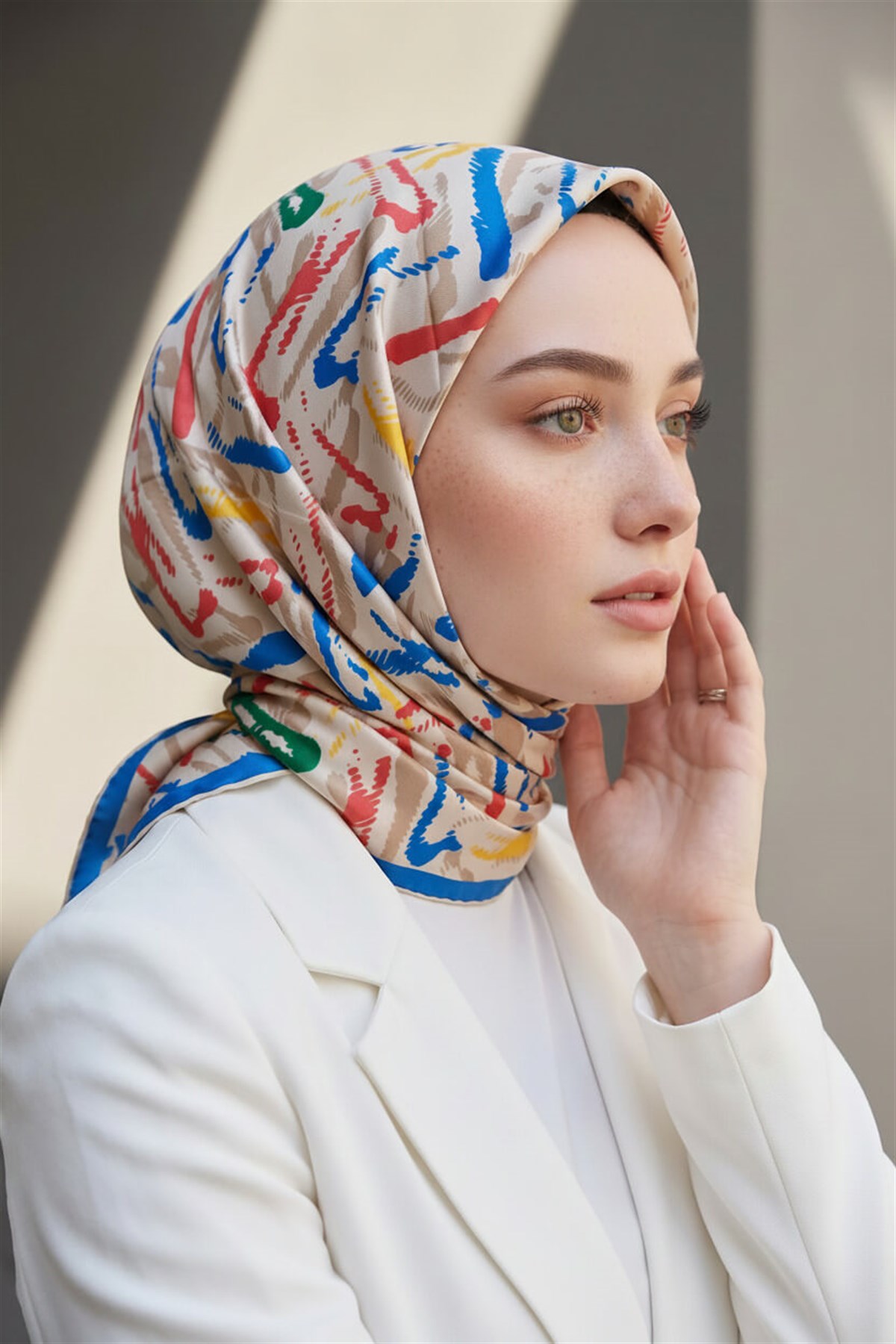 %100 Twill İpek Geometrik Desenli Nar Çiçeği - İndigo Renkli 90x90 Eşarp Dikim Şekli : El Dikişi