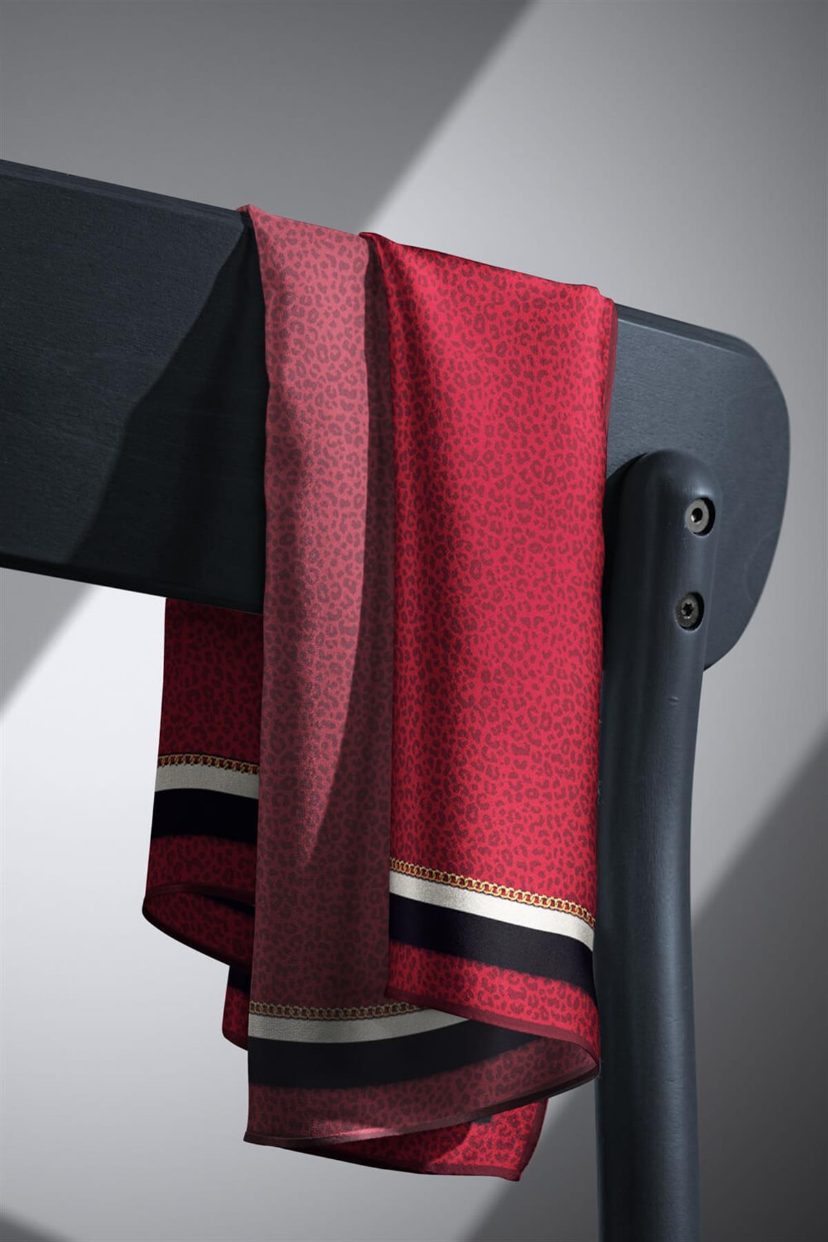 %100 Twill İpek Leopar Desenli Bordo Renkli 90x90 Eşarp Dikim Şekli : El Dikişi