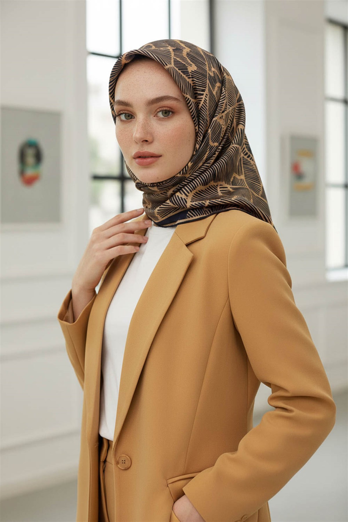 %100 Twill İpek Geometrik Desenli Gold - Siyah Renkli 90x90 Eşarp Dikim Şekli : El Dikişi