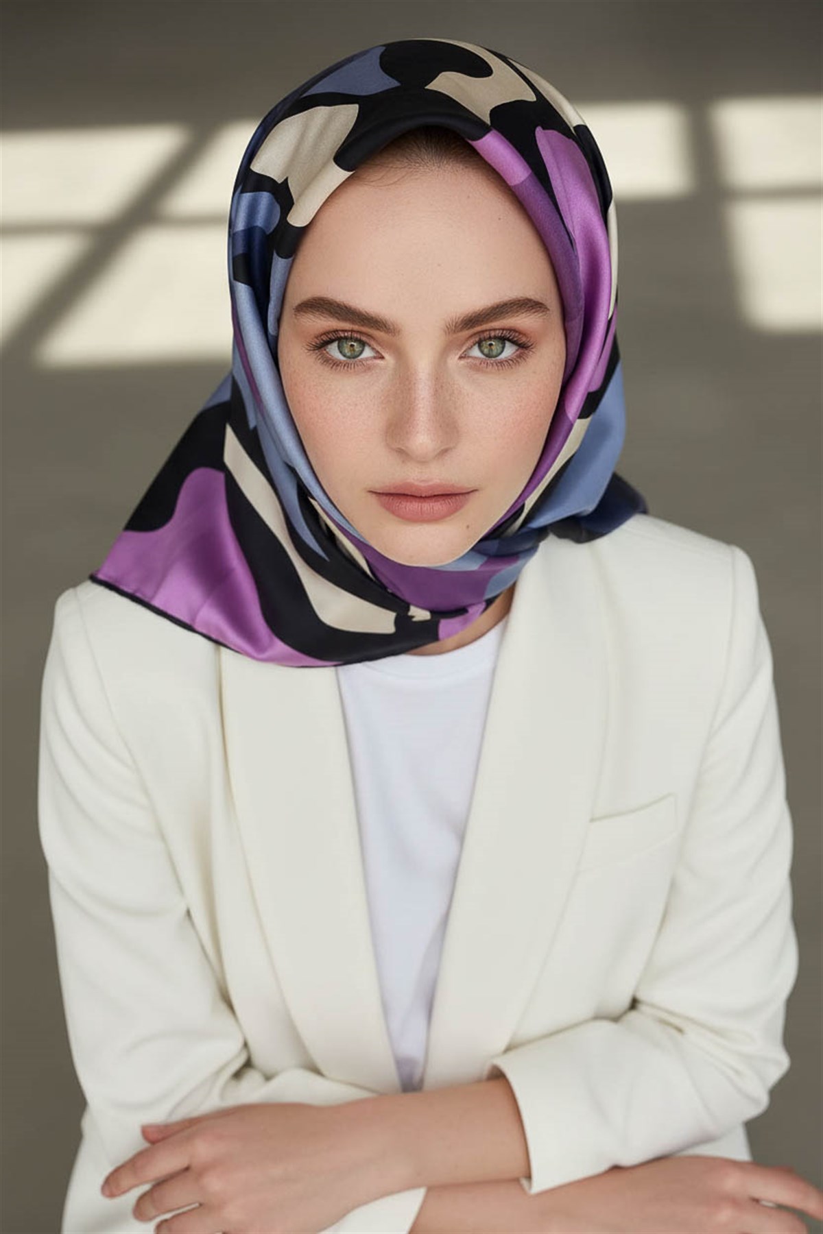 % 57 İPEK % 43 VİSKON Twill İpek Dalga Desenli İndigo - Lila Renkli 90x90 Dikim Şekli : El Dikişi Eşarp