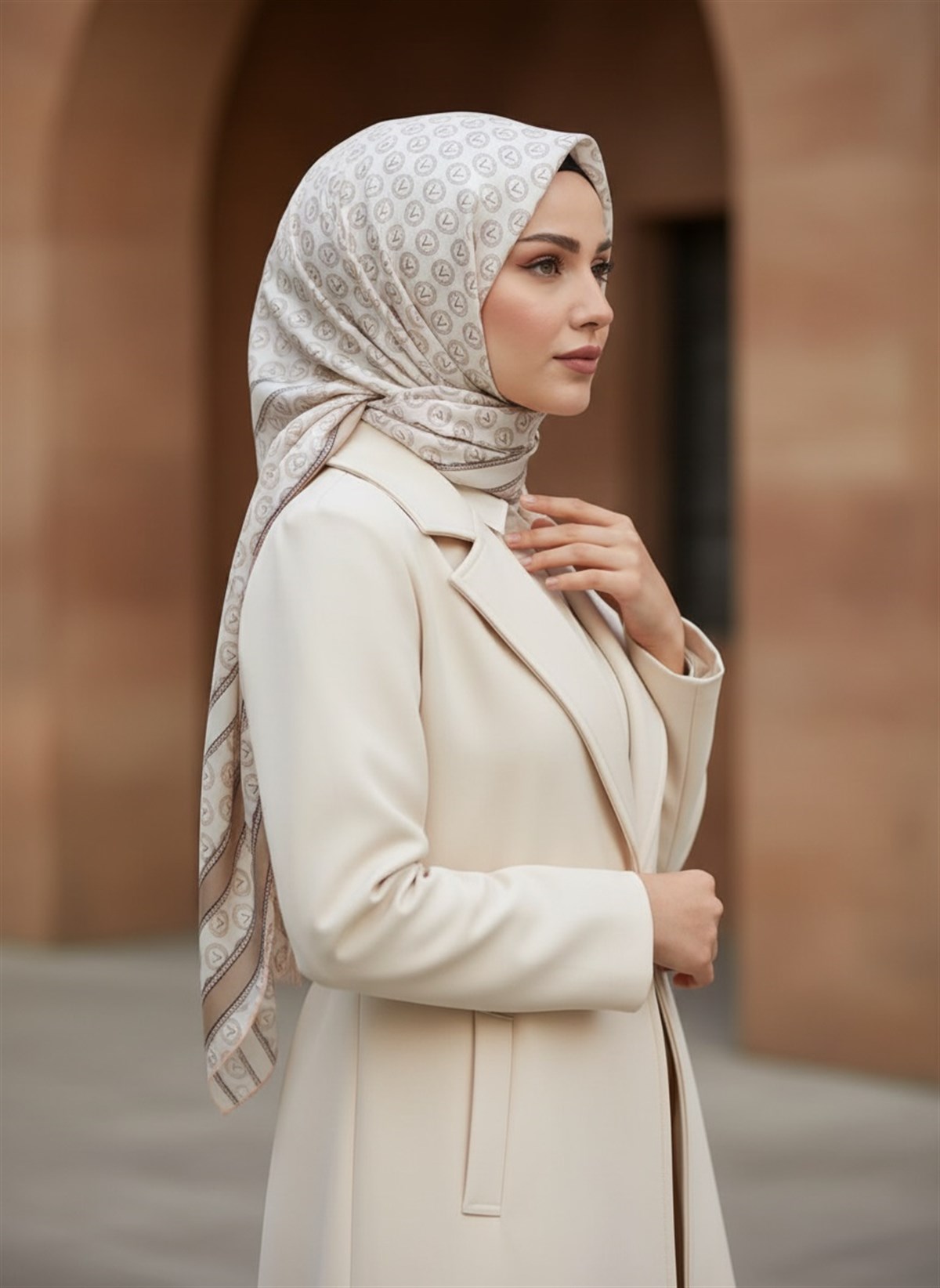 %100 Saf İpek Şal İnce Saten Vual Dokuma Monogram Desenli Bej - Krem Renkli 90x210 Şal