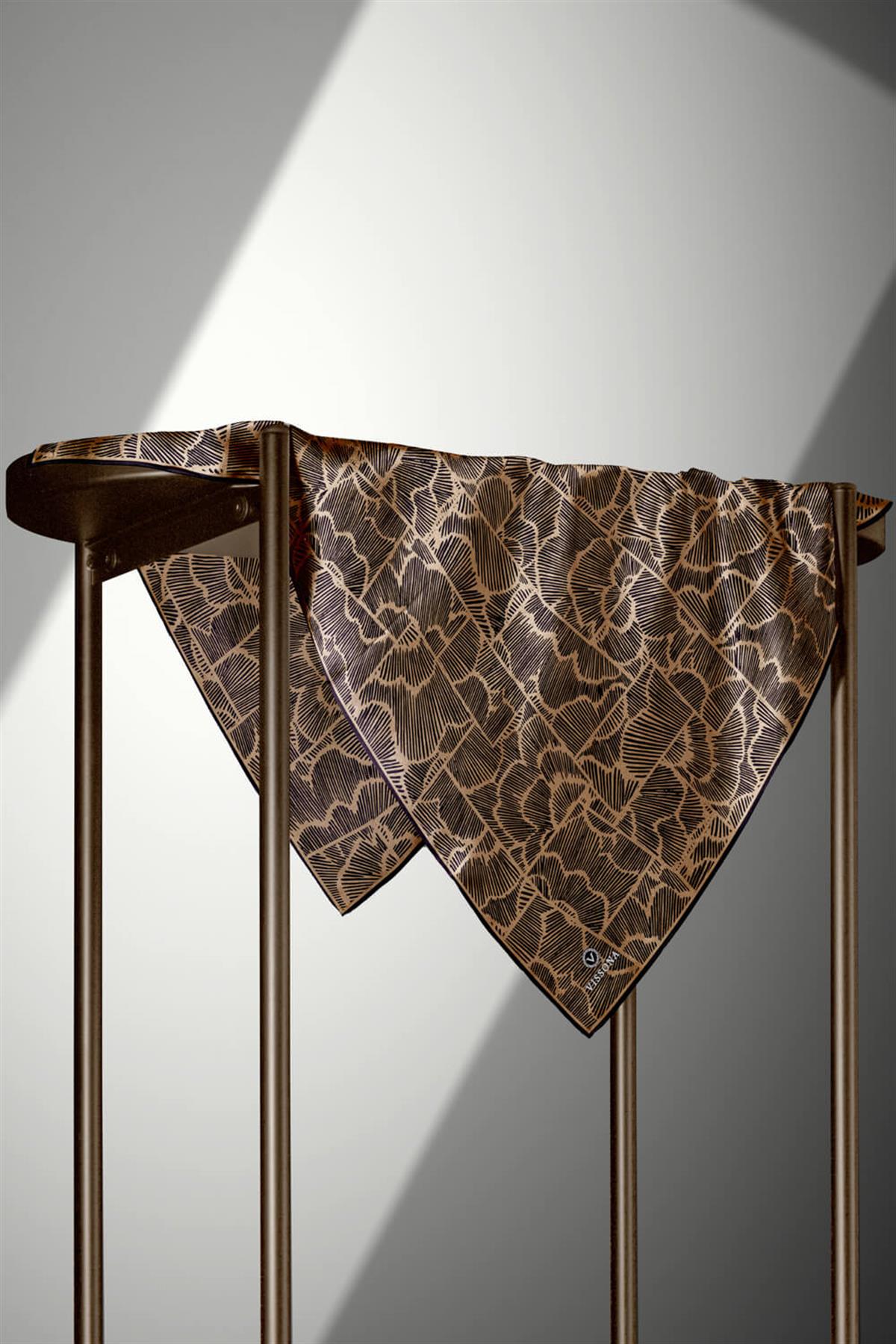 %100 Twill İpek Geometrik Desenli Gold - Siyah Renkli 90x90 Eşarp Dikim Şekli : El Dikişi