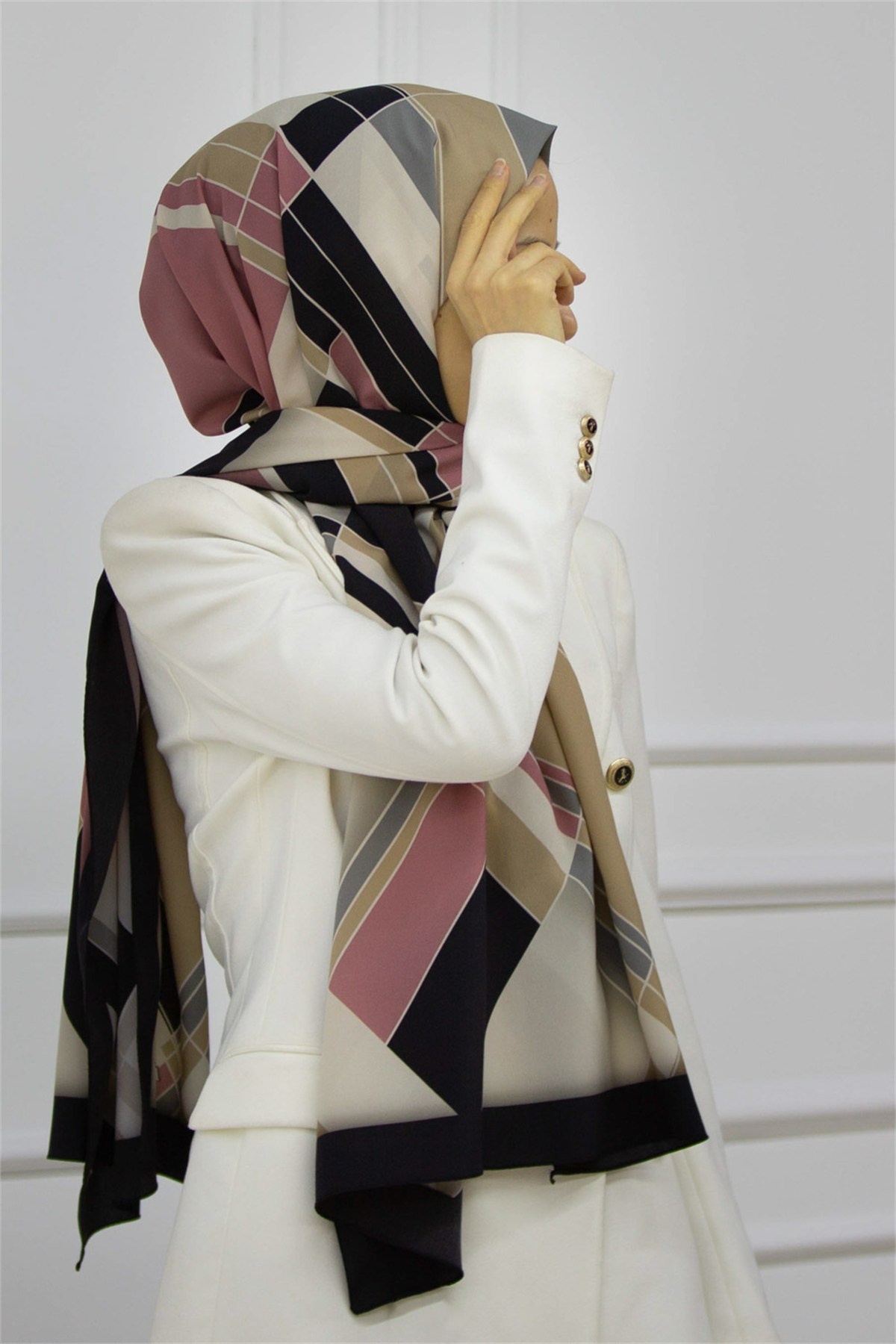 KREP GEOMETRİK DESENLİ PUDRA RENKLİ 75X195 KIRIŞMAZ ŞAL