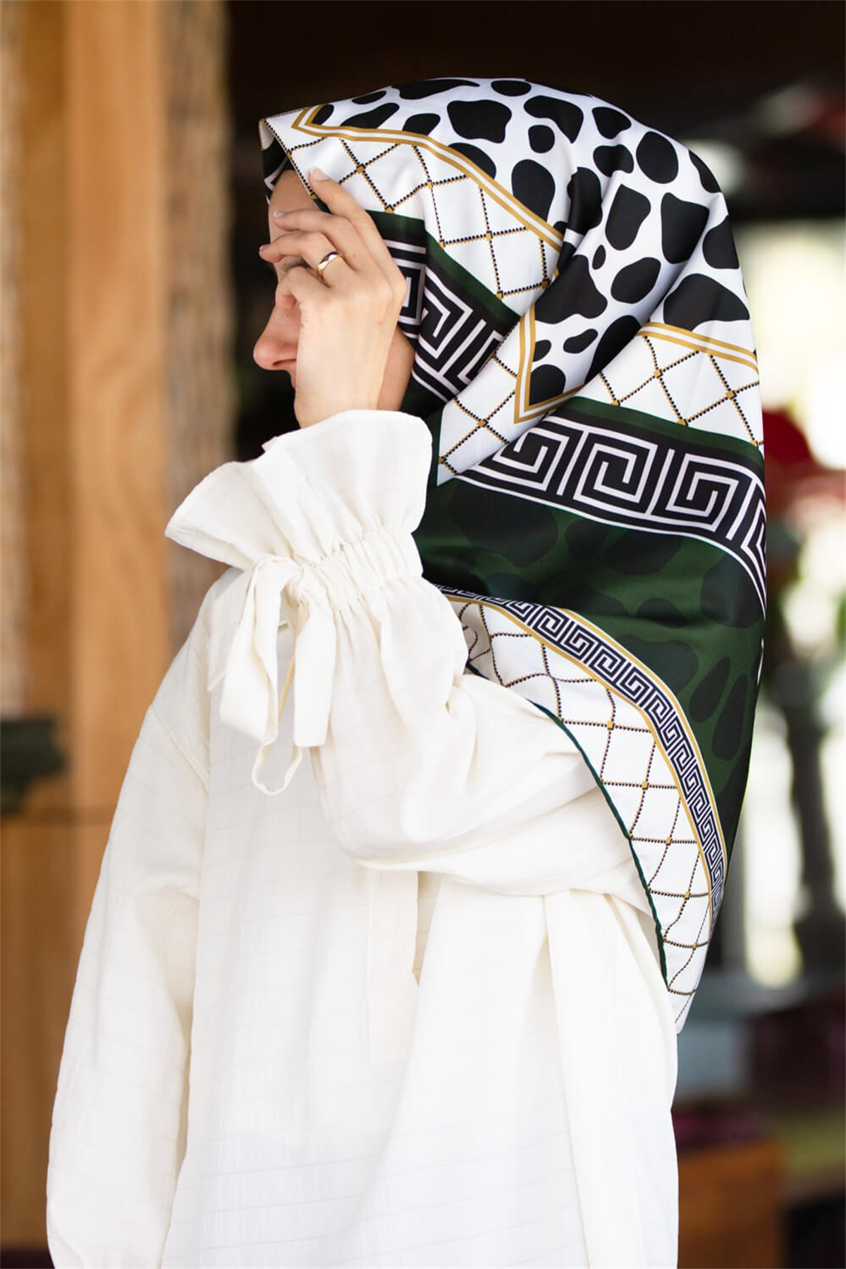 Twill Taş Desenli Zümrüt Yeşili Renkli 90x90 Eşarp (İpek İçermez) Kenar Dikiş Şekli El Dikişli