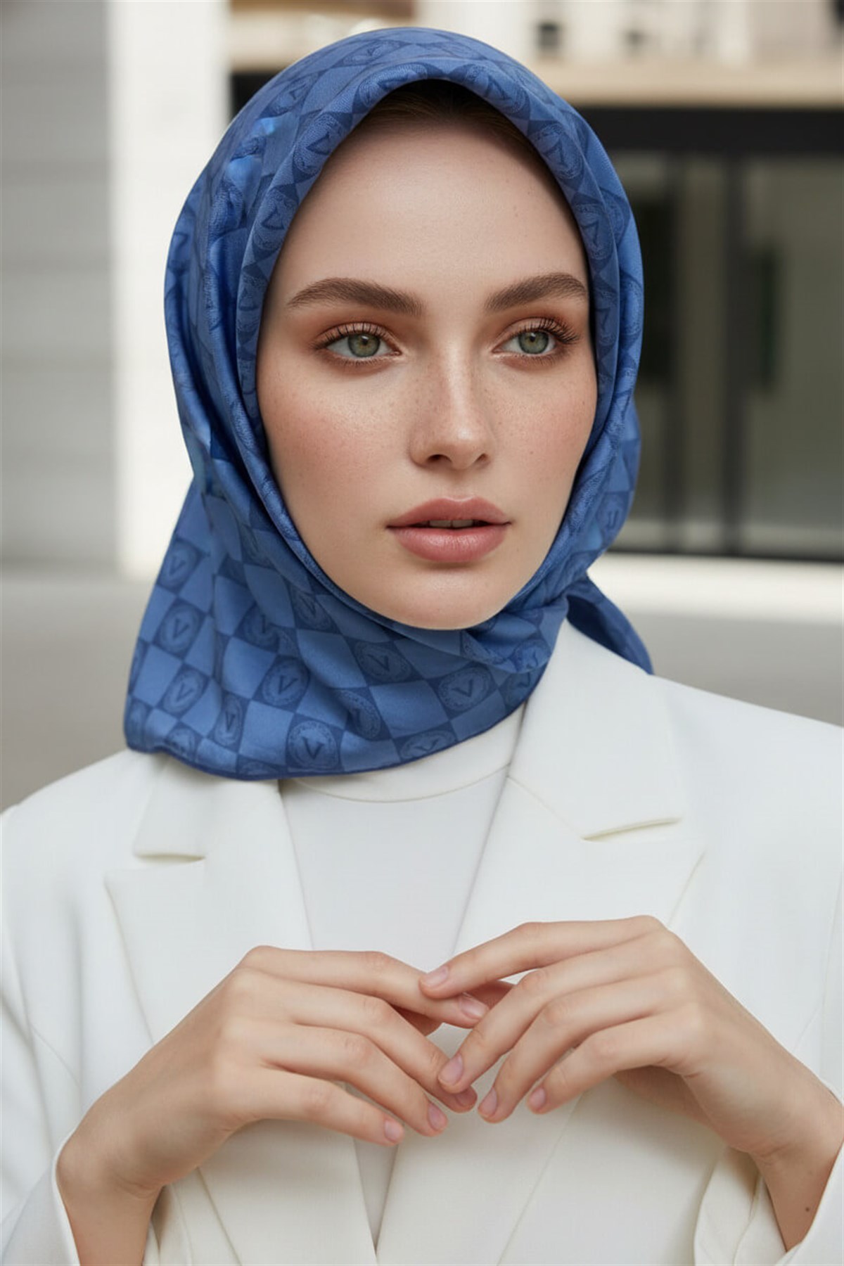 %100 Twill İpek Monogram Desenli İndigo Renkli 90x90 Eşarp Dikim Şekli : El Dikişi