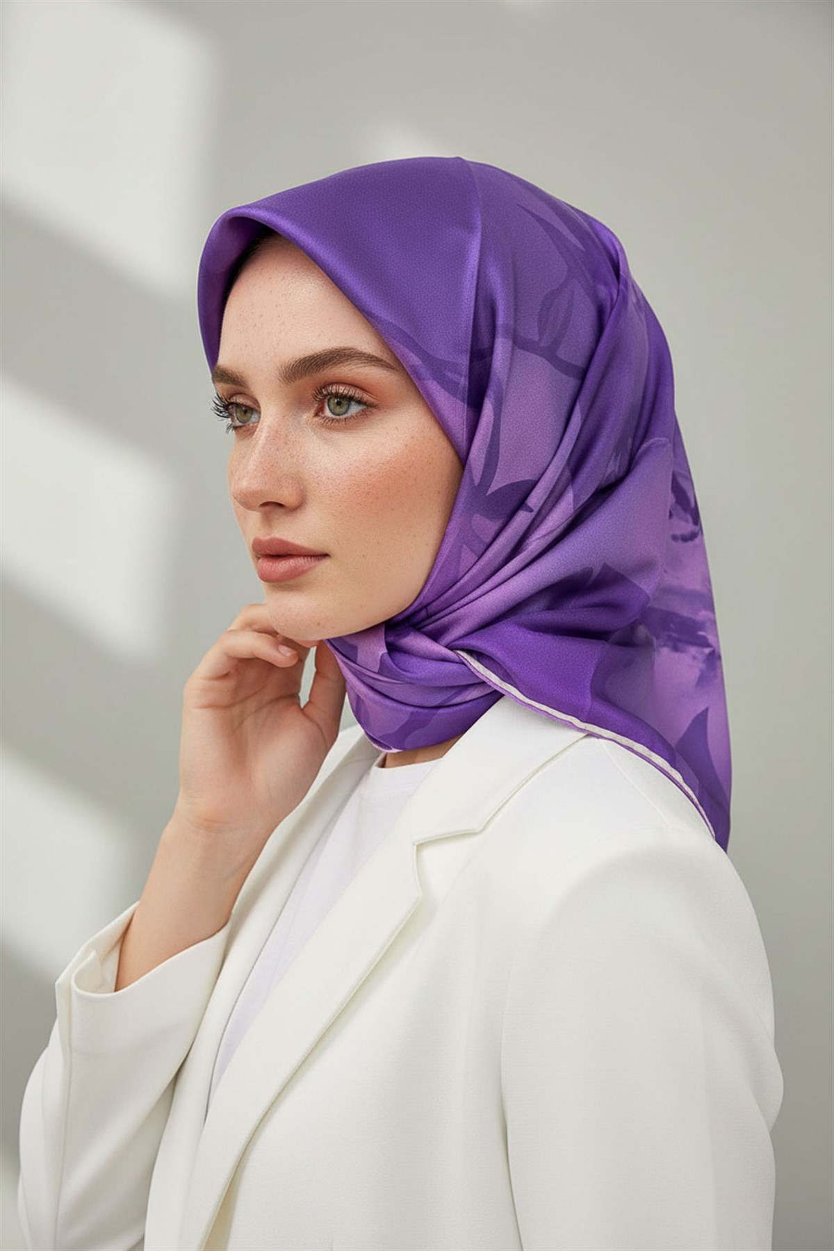 % 57 İPEK % 43 VİSKON Twill İpek Çiçek Desenli Lila Renkli 90x90 Dikim Şekli : El Dikişi Eşarp