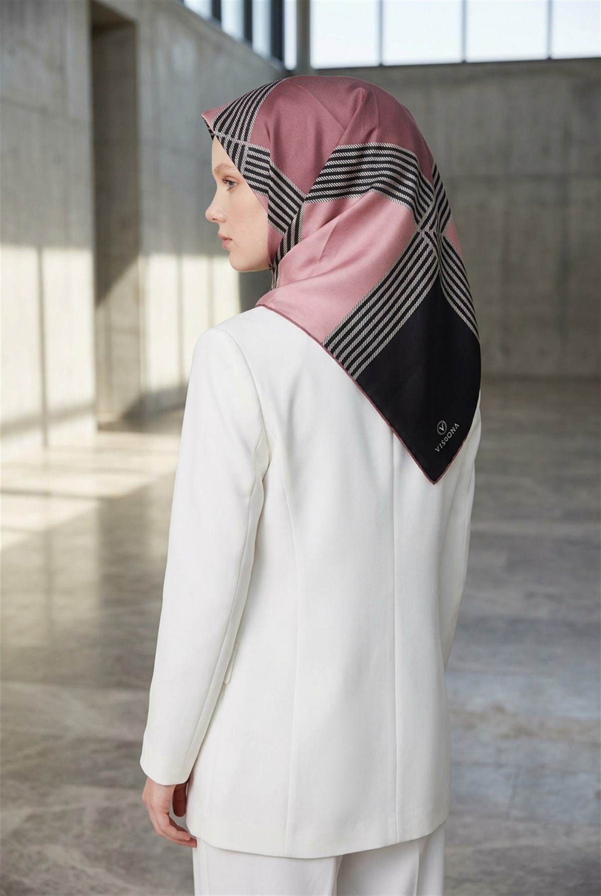 %100 Twill İpek Geometrik Desenli Pudra Renkli 90x90 Eşarp Dikim Şekli : El Dikişi