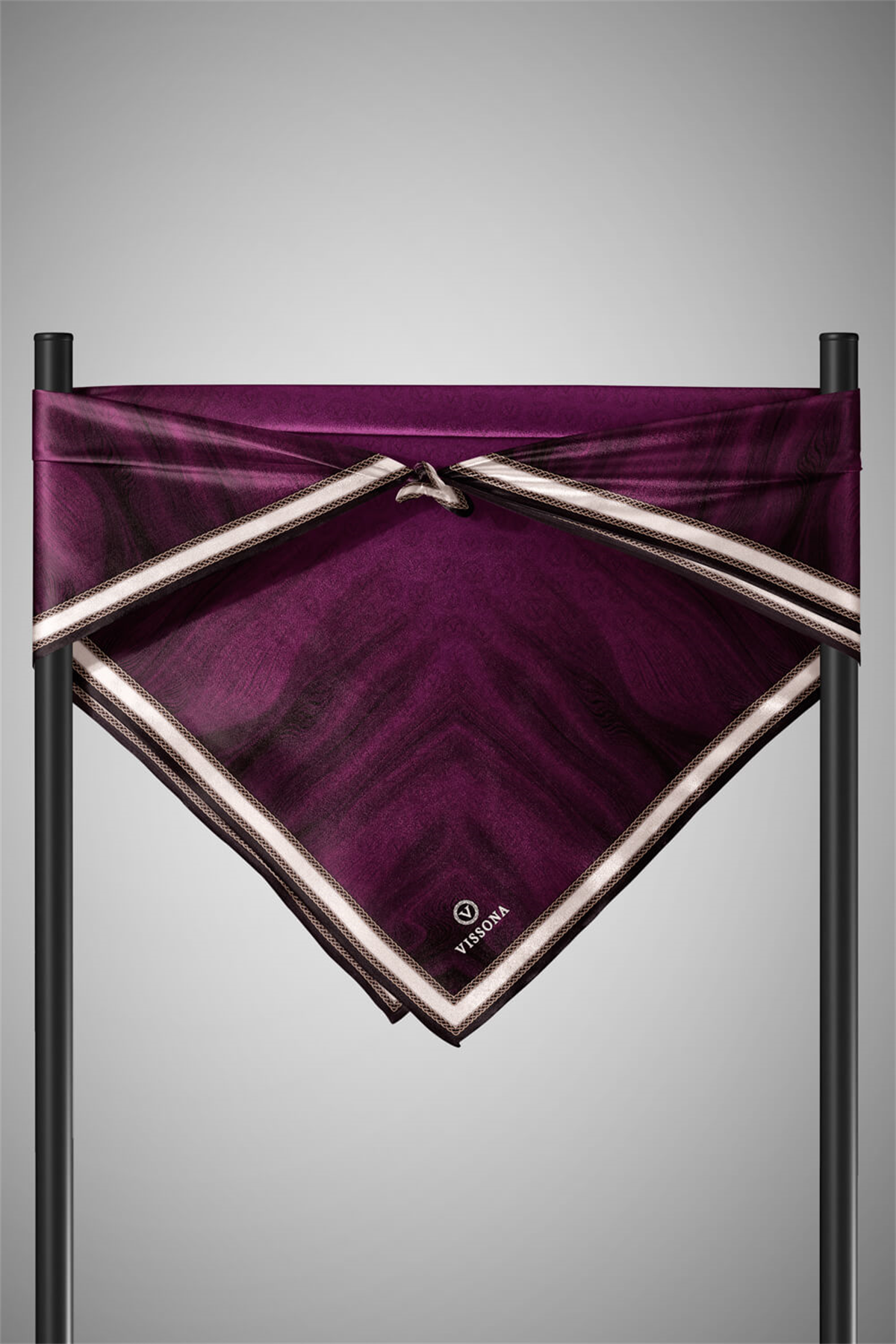 100% Twill İpek Monogram Desenli Mürdüm Renkli 90x90 Dikim Şekli : El Dikişi Eşarp