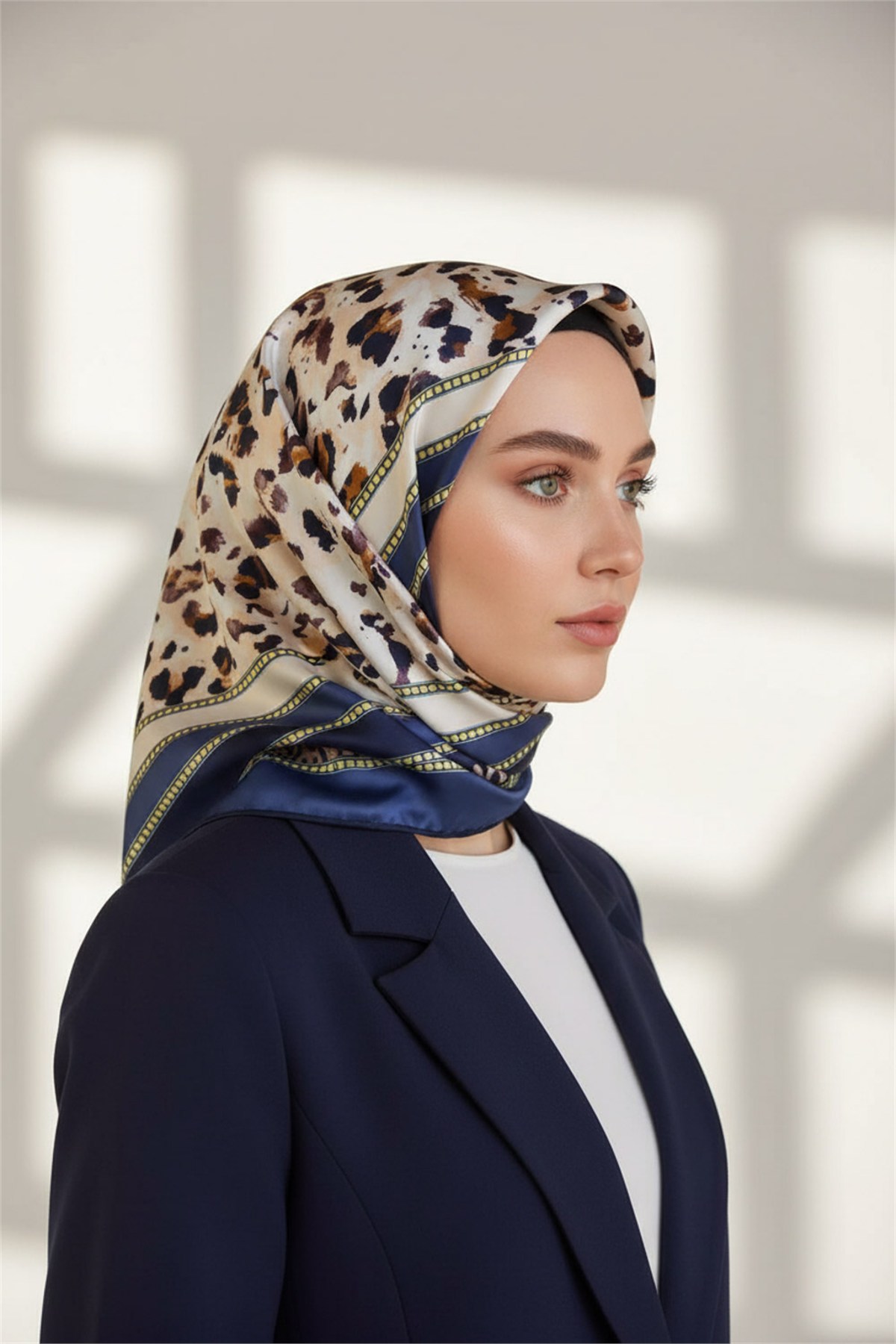 Twill Kemerli ve Leopar Desenli İndigo Renkli 90x90 Eşarp (İpek İçermez) Dikim Şekli : El Dikişi