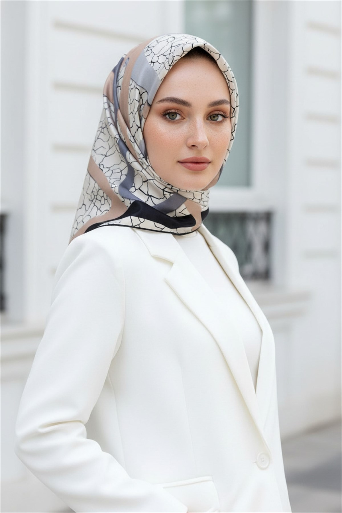 %100 Twill İpek Geometrik Ve Çatlak Desenli Gri - Bej Renkli 90x90 Eşarp Dikim Şekli : El Dikişi