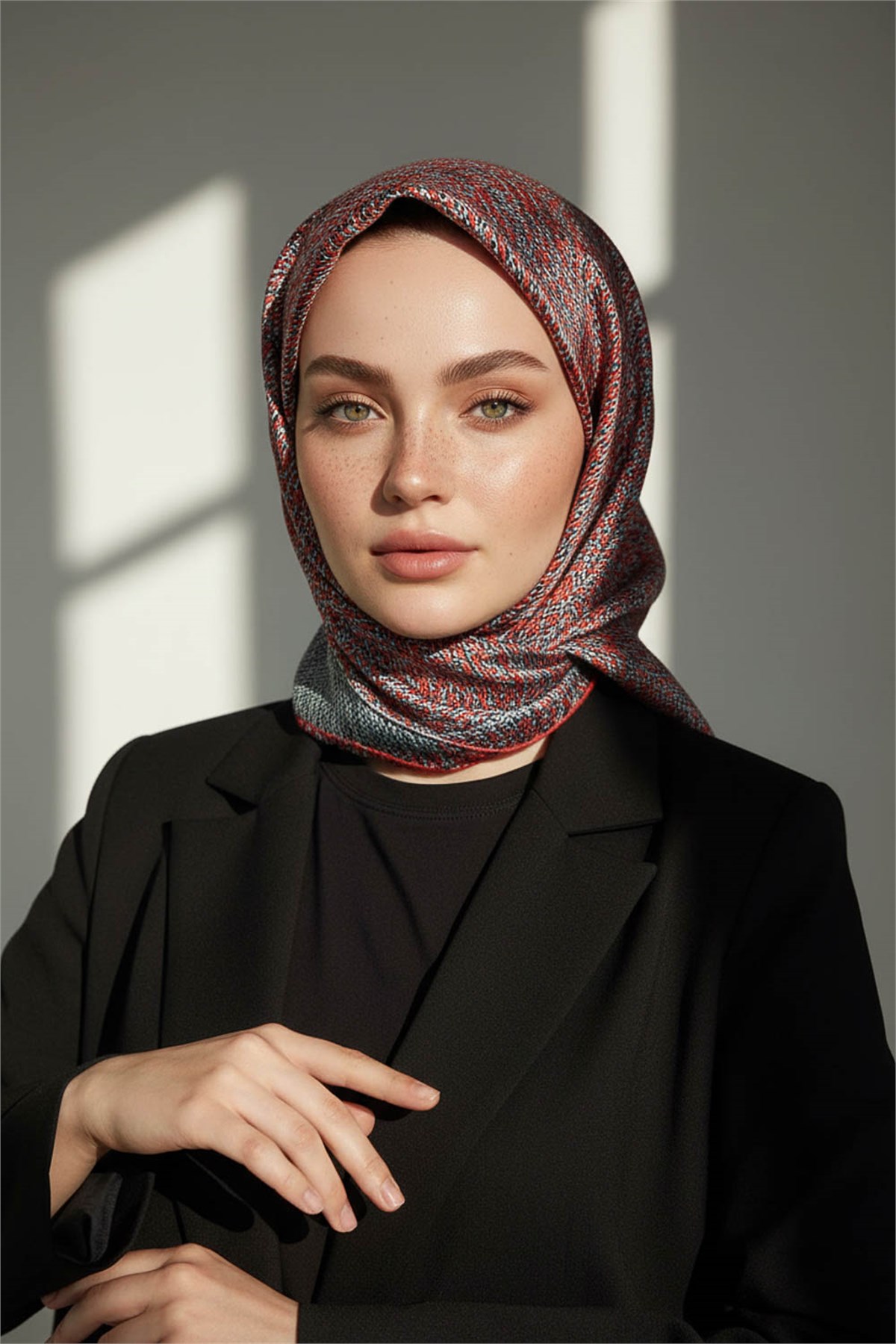 %100 Twill İpek Dokulu Desen Petrol Mavisi - Kırmızı Renkli 90x90 Eşarp Kenar Dikiş Şekli El Dikişli