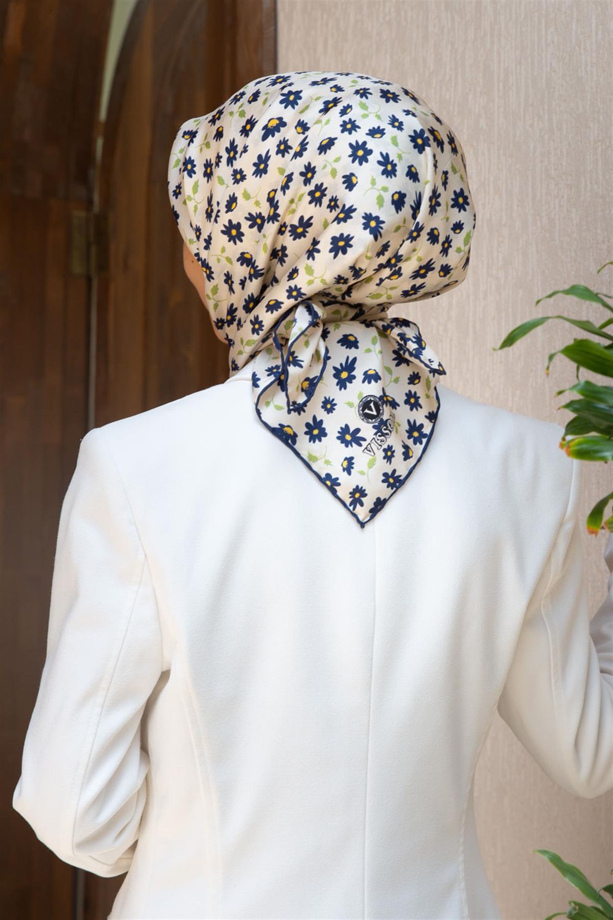 %100 Twill İpek Papatya Desenli Krem - Lacivert Renkli 90x90 Eşarp Dikim Şekli : El Dikişi