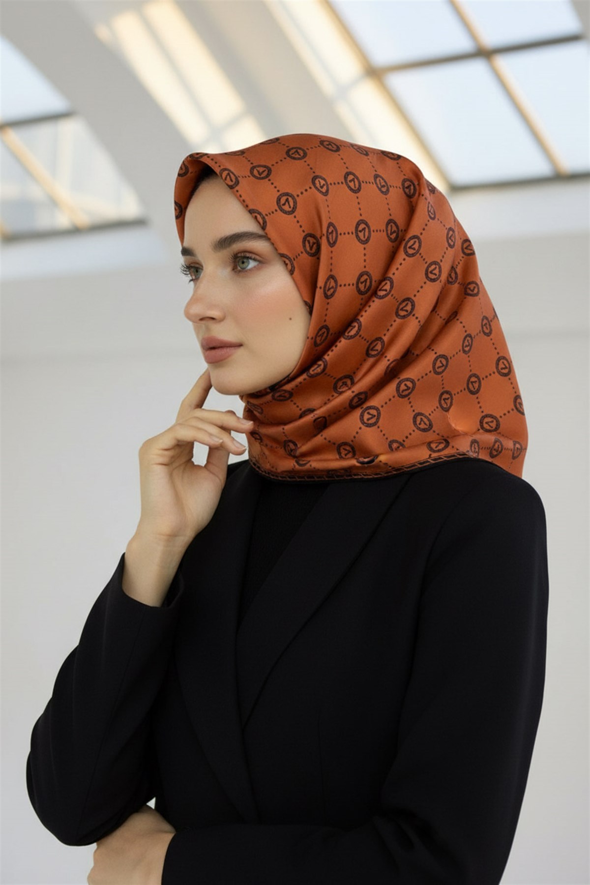 %100 Twill İpek Monogram Desenli Taba - Siyah Renkli 90x90 Eşarp Dikim Şekli : El Dikişi