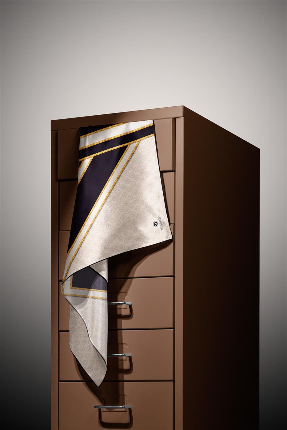 %100 Twill İpek Monogram ve Barok Desenli Krem - Siyah Renkli 90x90 Eşarp Dikim Şekli : El Dikişi
