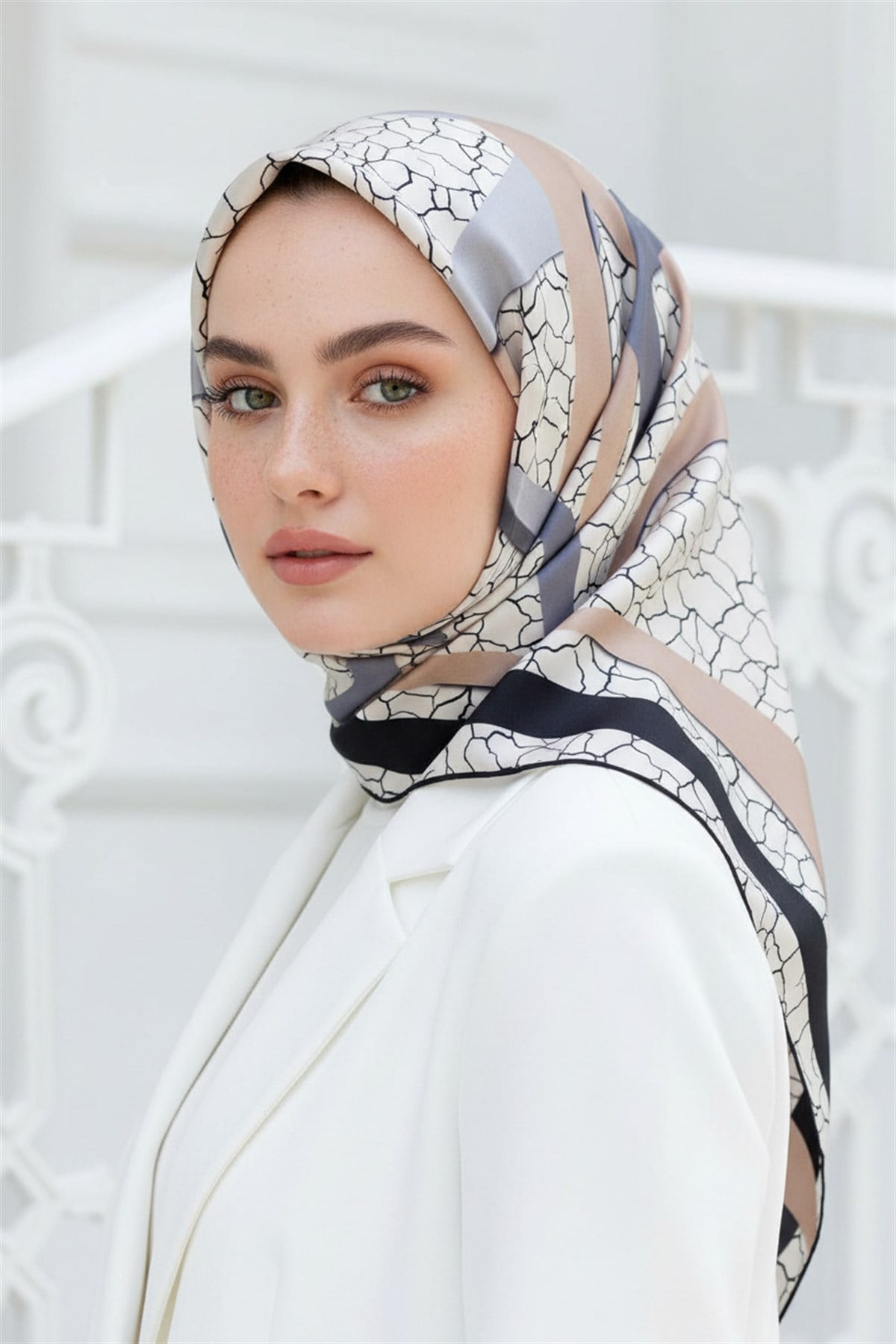 %100 Twill İpek Geometrik Ve Çatlak Desenli Gri - Bej Renkli 90x90 Eşarp Dikim Şekli : El Dikişi