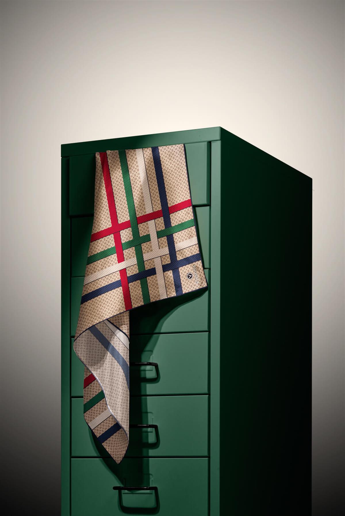 %100 Twill İpek Bantlı Monogram Desenli Bej - Lacivert Renkli 90x90 Eşarp Dikim Şekli : El Dikişi