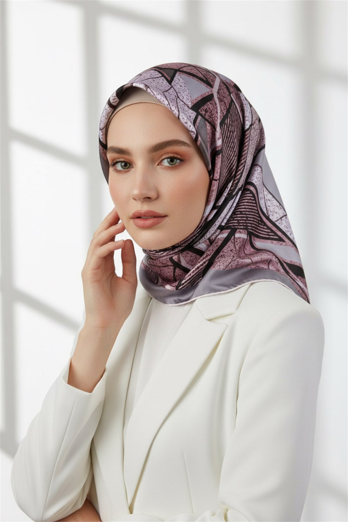 Kristal Geometrik Desenli Gri - Pudra Renkli 90x90 Eşarp (İpek İçermez) Kenar Dikiş Şekli El Dikişli
