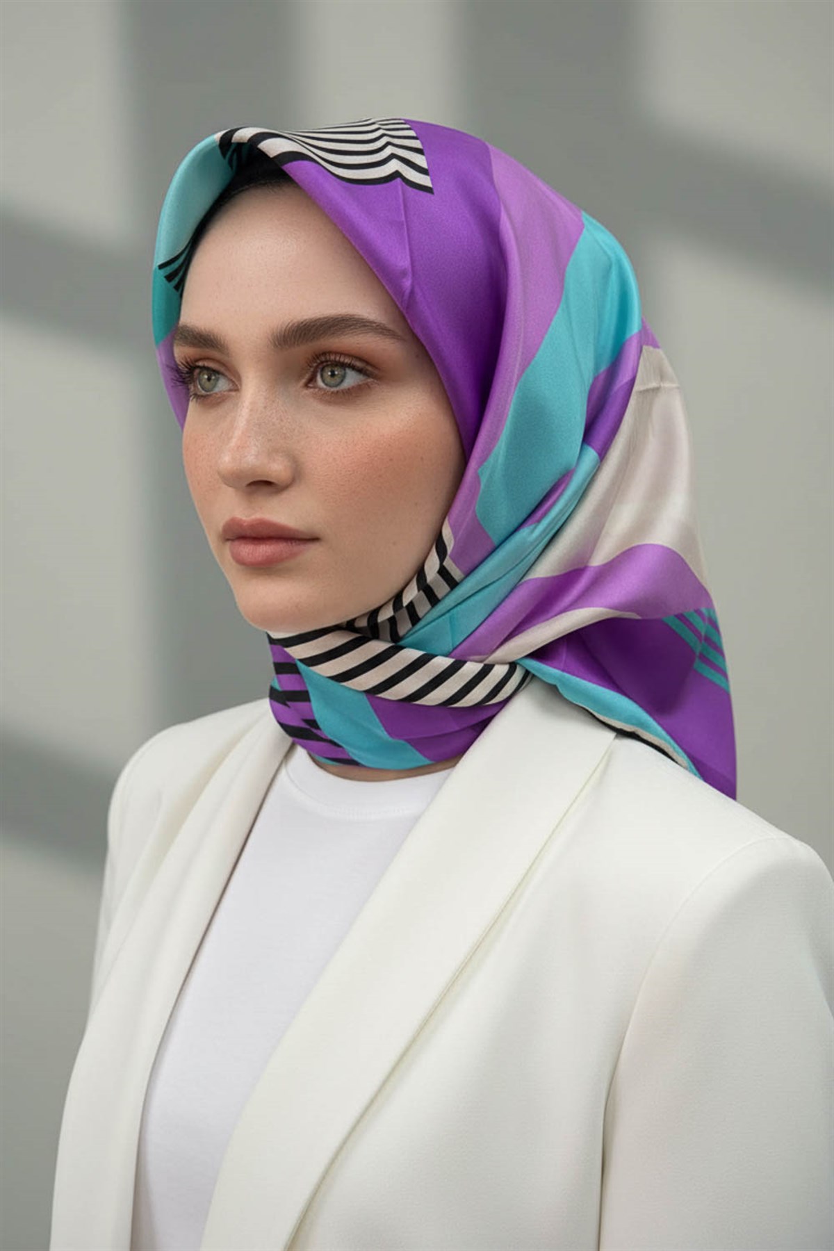 100% Twill İpek Geometrik Desenli Mint Yeşili - Lila Renkli 90x90 Dikim Şekli : El Dikişi Eşarp