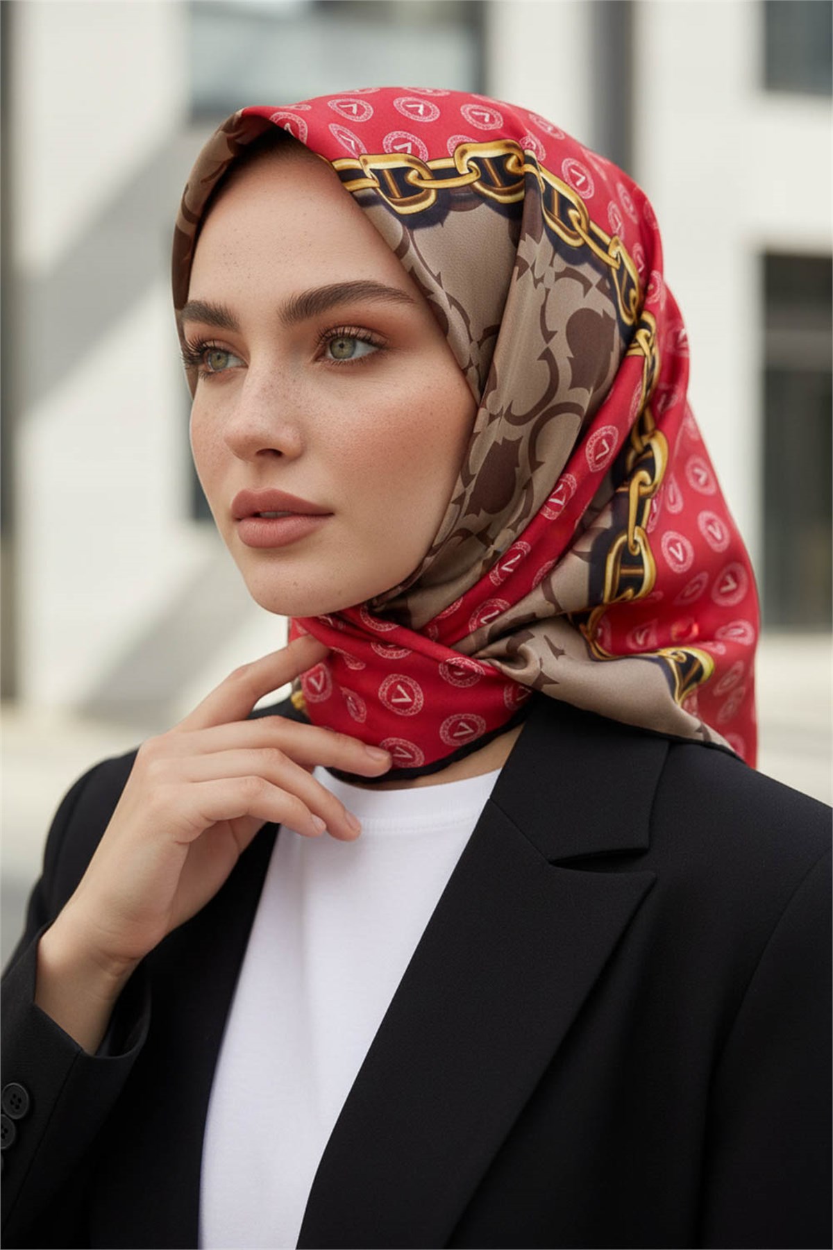 %100 Twill İpek Monogram Ve Zincir Desenli Siyah - Kırmızı Renkli 90x90 Eşarp Dikim Şekli : El Dikişi