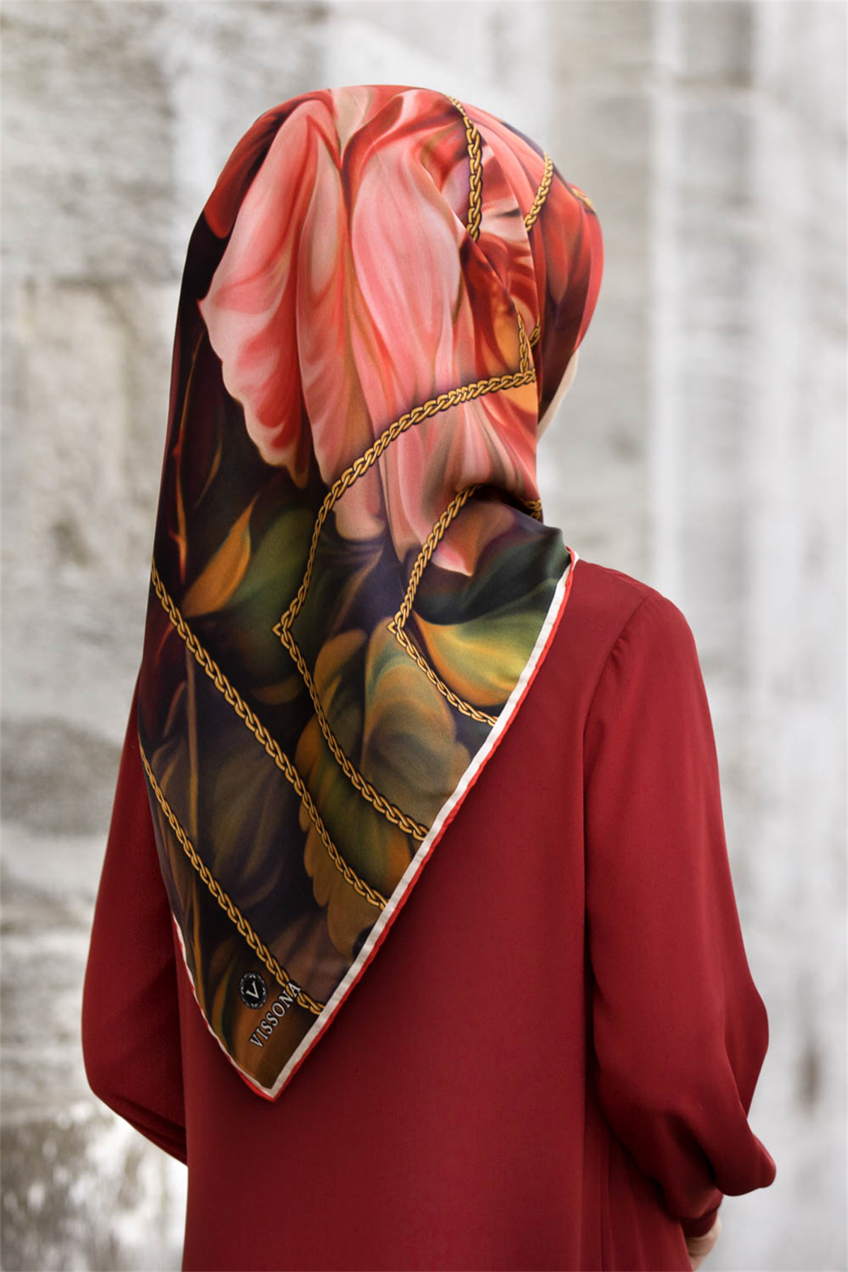 % 57 İPEK % 43 VİSKON Twill İpek Çiçek Geometrik Desenli kırmızı Renkli 90x90 Eşarp Dikim Şekli : El Dikişi