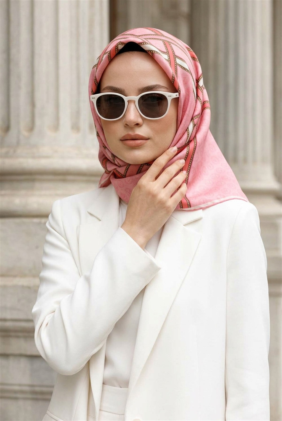 %100 Twill İpek Gold Şeritli Monogram Desenli Nar Çiçeği - Krem Renkli 90x90 Eşarp Dikim Şekli : El Dikişi