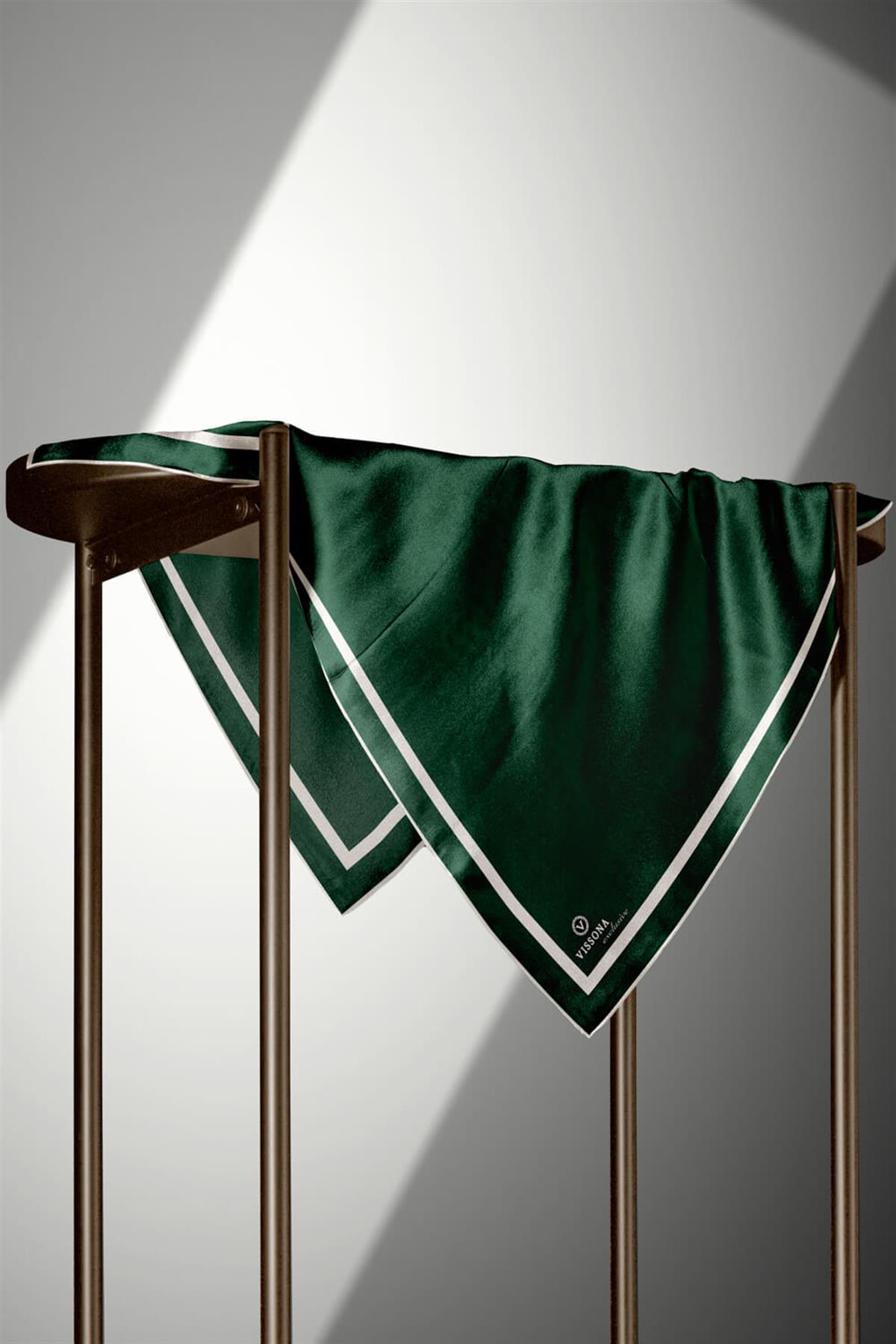 100% Twill İpek Düz Renk Bordür Zümrüt Yeşili - Krem Renkli Daha Tok Exclusive Serisi 90x90 Dikim Şekli : El Dikişi Eşarp