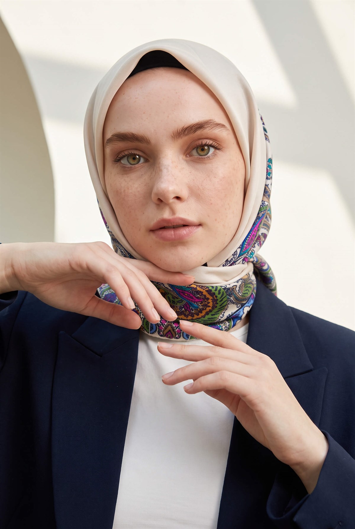 100% Twill İpek Etnik Desenli Krem Renkli 90x90 Dikim Şekli : El Dikişi Eşarp
