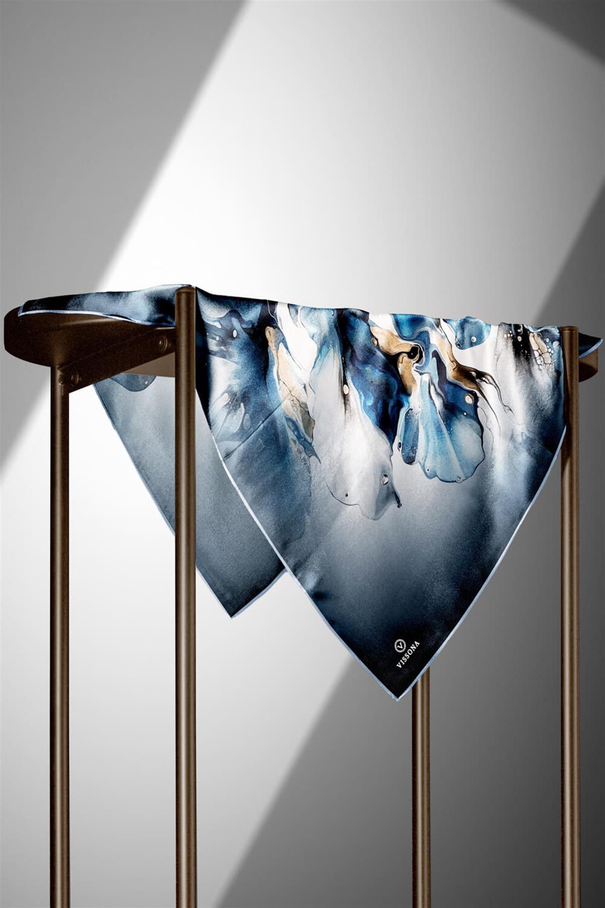 %100 Twill İpek Batik Çiçek Desenli Turkuaz - Gri Renkli 90x90 Eşarp Dikim Şekli : El Dikişi