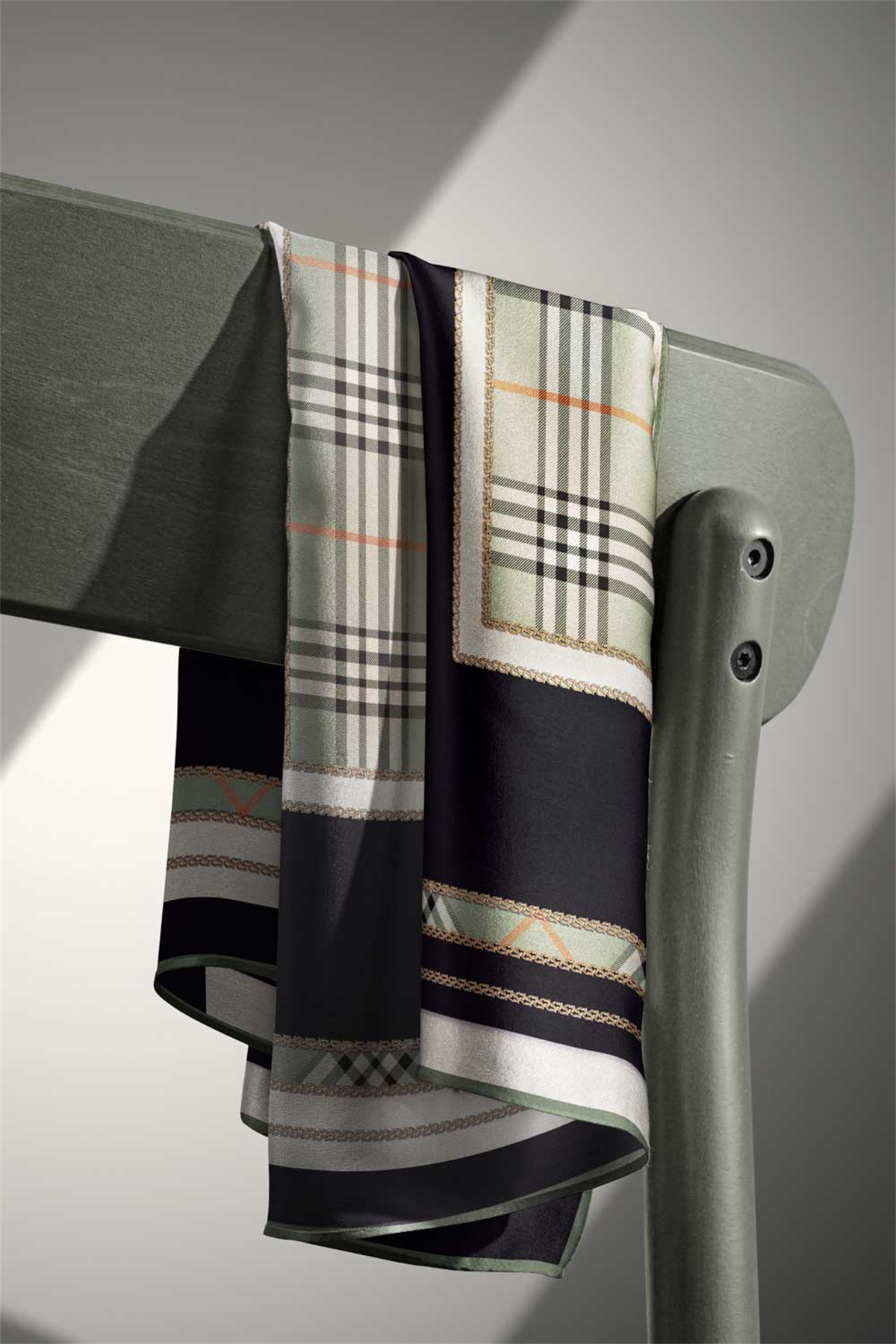 % 57 İPEK % 43 VİSKON Twill İpek Ekose Desenli Çağla Yeşili Renkli 90x90 Eşarp Dikim Şekli : El Dikişi