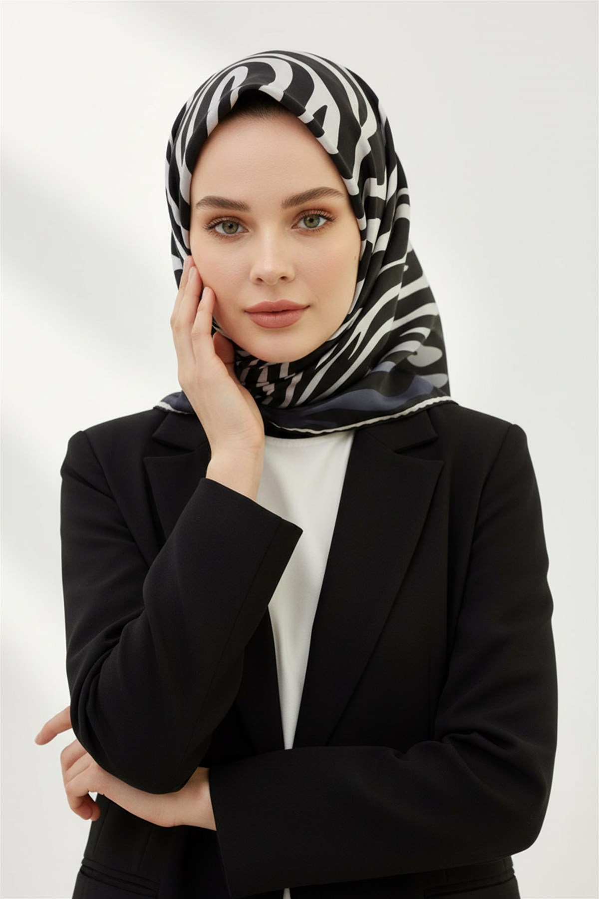 %100 Twill İpek Zebra Desenli Gümüş - Siyah Renkli 90x90 Eşarp Dikim Şekli : El Dikişi