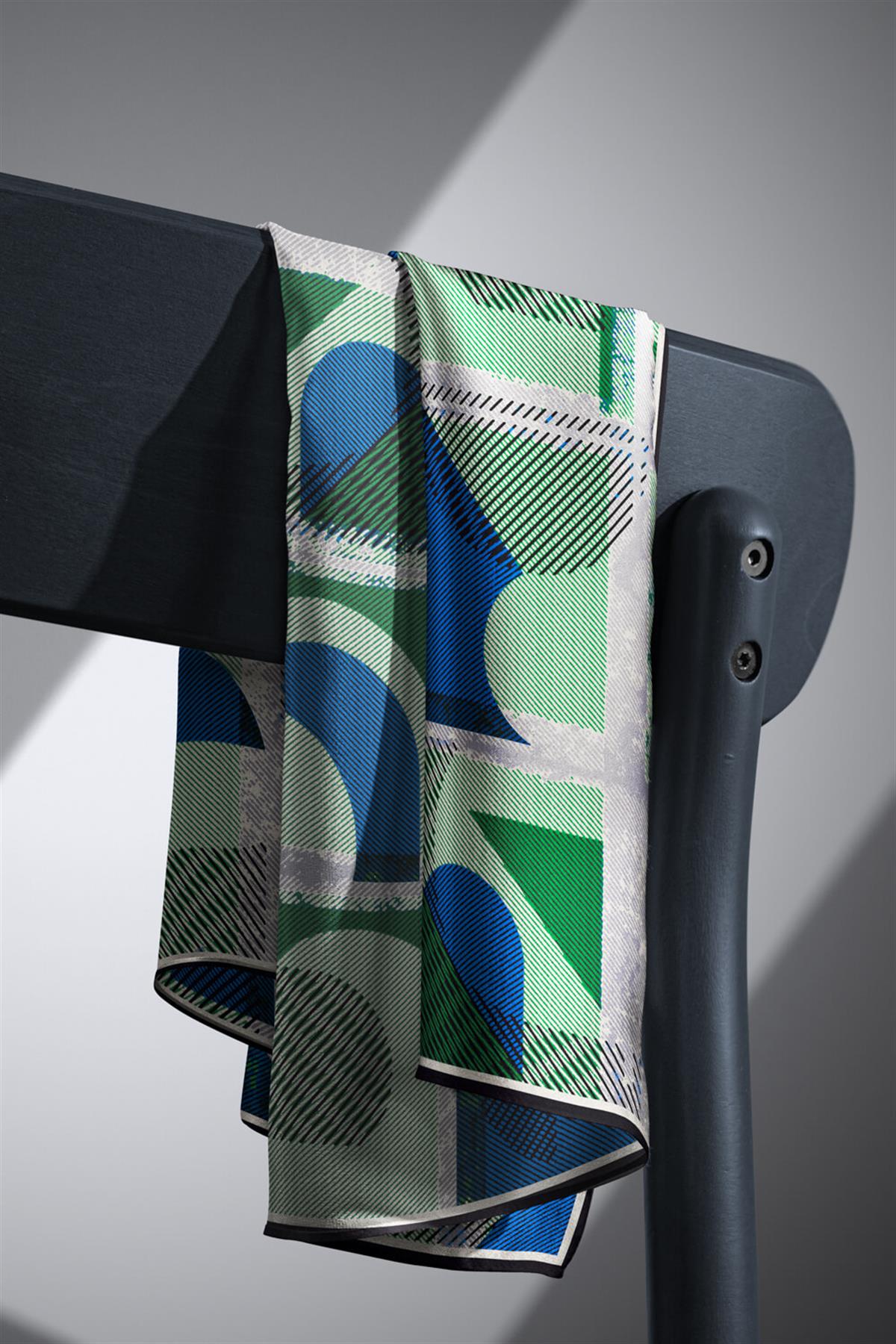 %100 Twill İpek Geometri Desenli Saks - Zümrüt Yeşili Renkli 90x90 Eşarp Kenar Dikiş Şekli El Dikişli