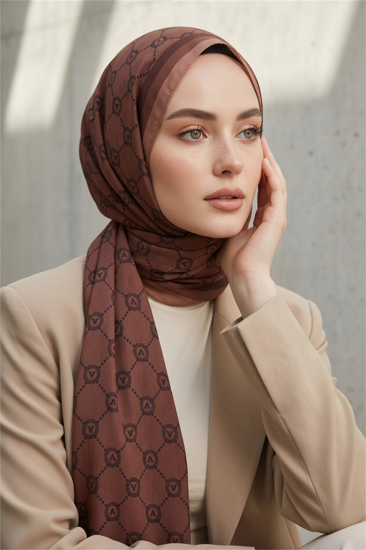KREP MONOGRAM DESENLİ BAKIR RENKLİ 75X195 KIRIŞMAZ ŞAL