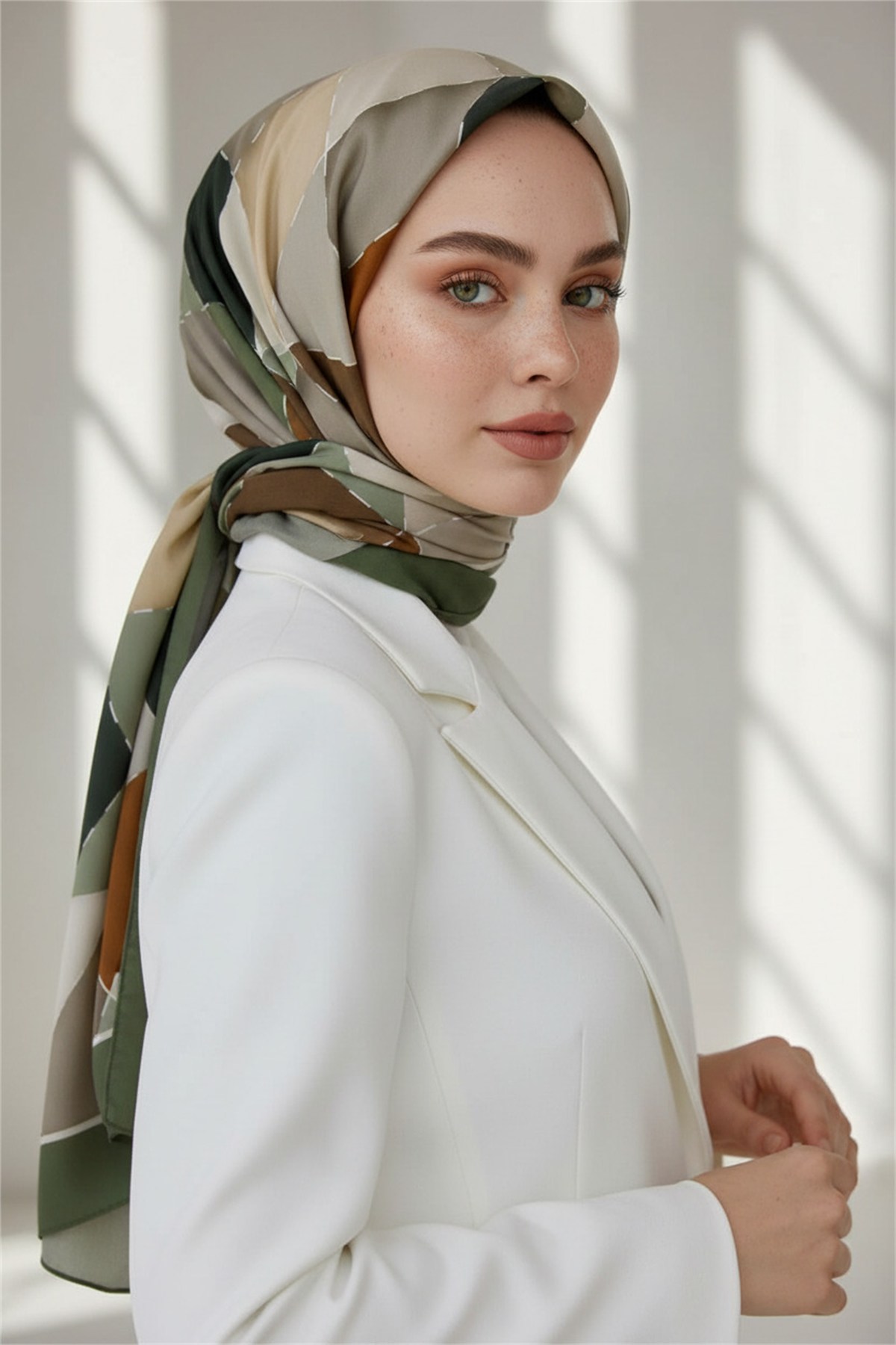 KREP ÜÇGEN YAMA DESENLİ HAKİ YEŞİLİ RENKLİ 75X195 KIRIŞMAZ ŞAL