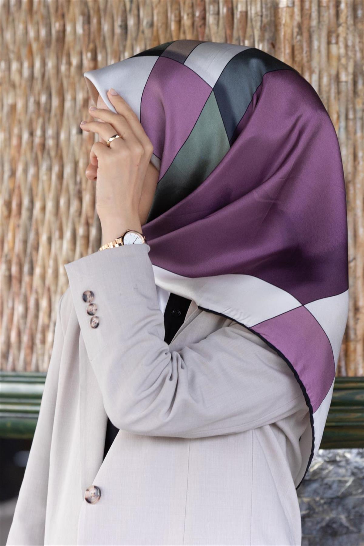 %100 Twill İpek Geometrik Desenli Gül Kurusu - Haki Renkli 90x90 Eşarp Dikim Şekli : El Dikişi