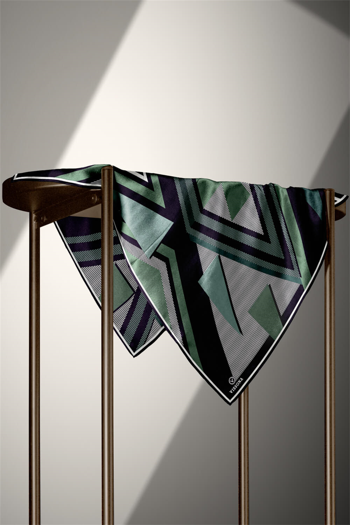 %100 Twill İpek Geometrik Desenli Zümrüt Yeşili - Siyah Renkli 90x90 Eşarp Dikim Şekli : El Dikişi