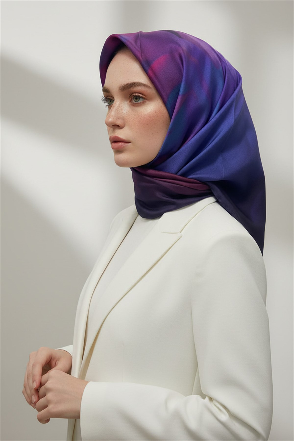 %100 Twill İpek Gül Desenli Kırmızı - Lacivert Renkli 90x90 Eşarp Dikim Şekli : El Dikişi